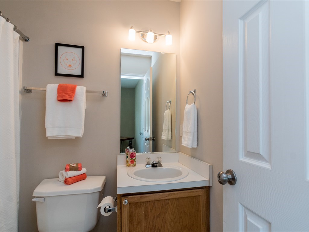 018_Second Bedroom Bath.jpg