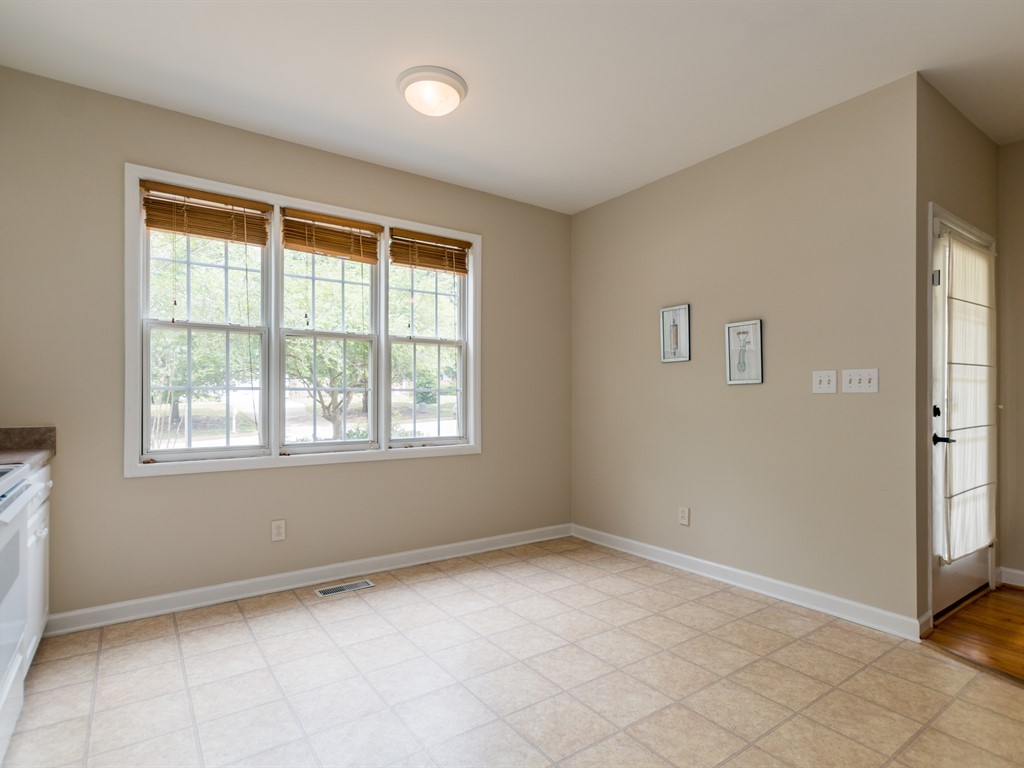 010_Breakfast Area.jpg