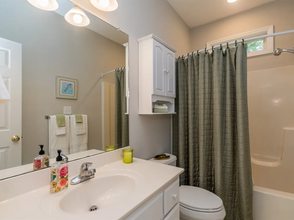 016_Hallway Full Bathroom.jpg