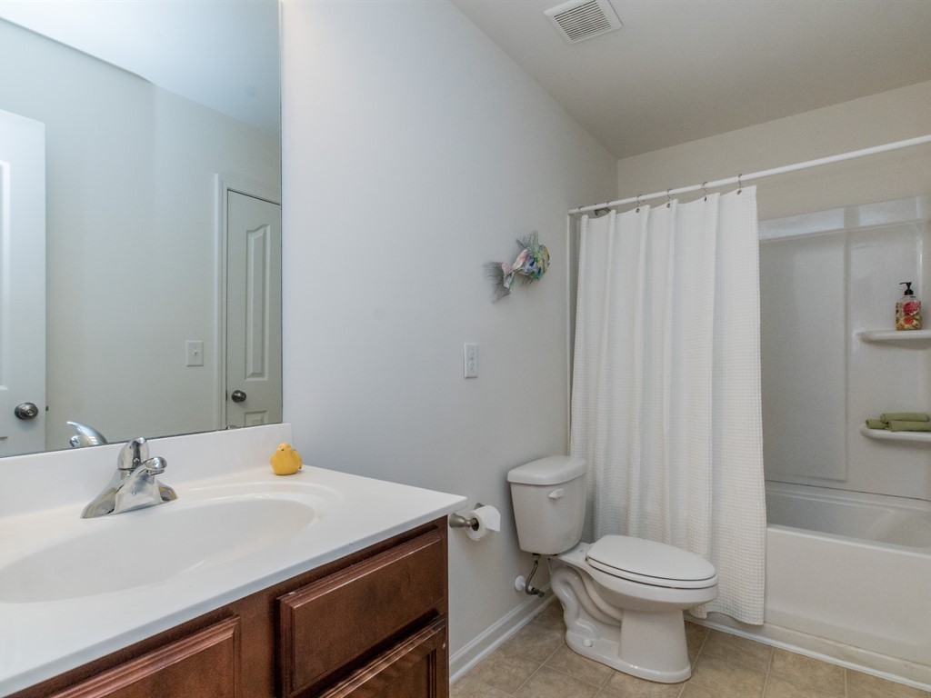 022_Hallway Full Bathroom.jpg