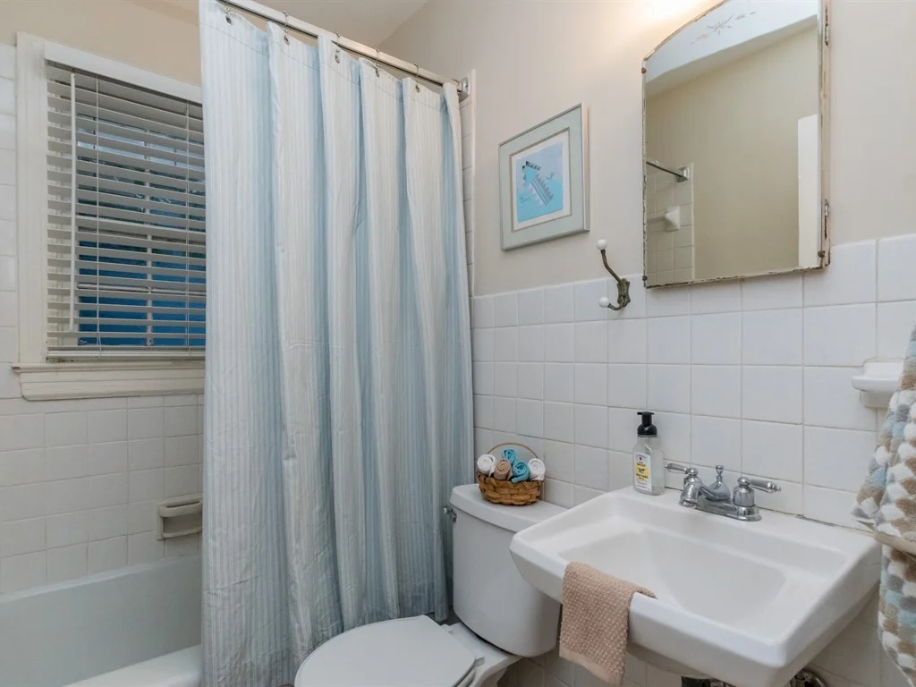 014_Hallway Full Bathroom.jpg