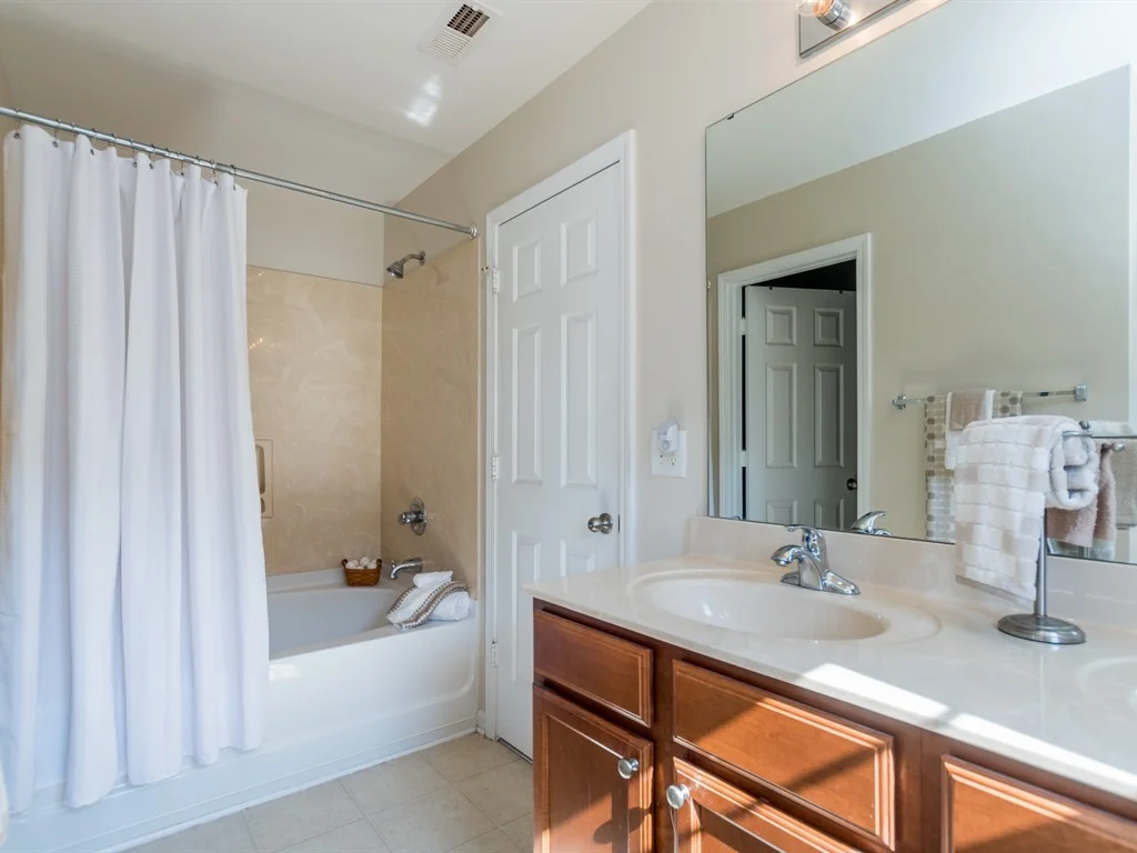 018_Master Bathroom.jpg