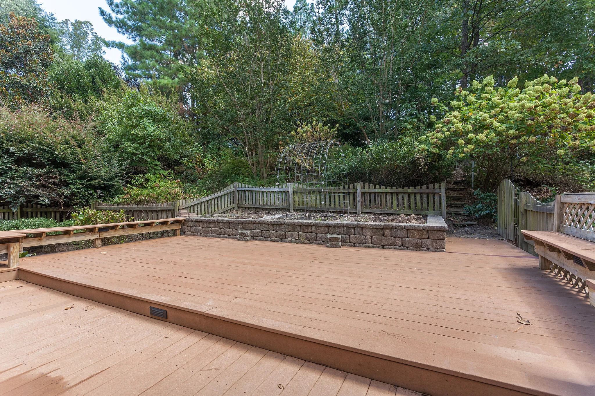 Deck w_garden Bed.jpg