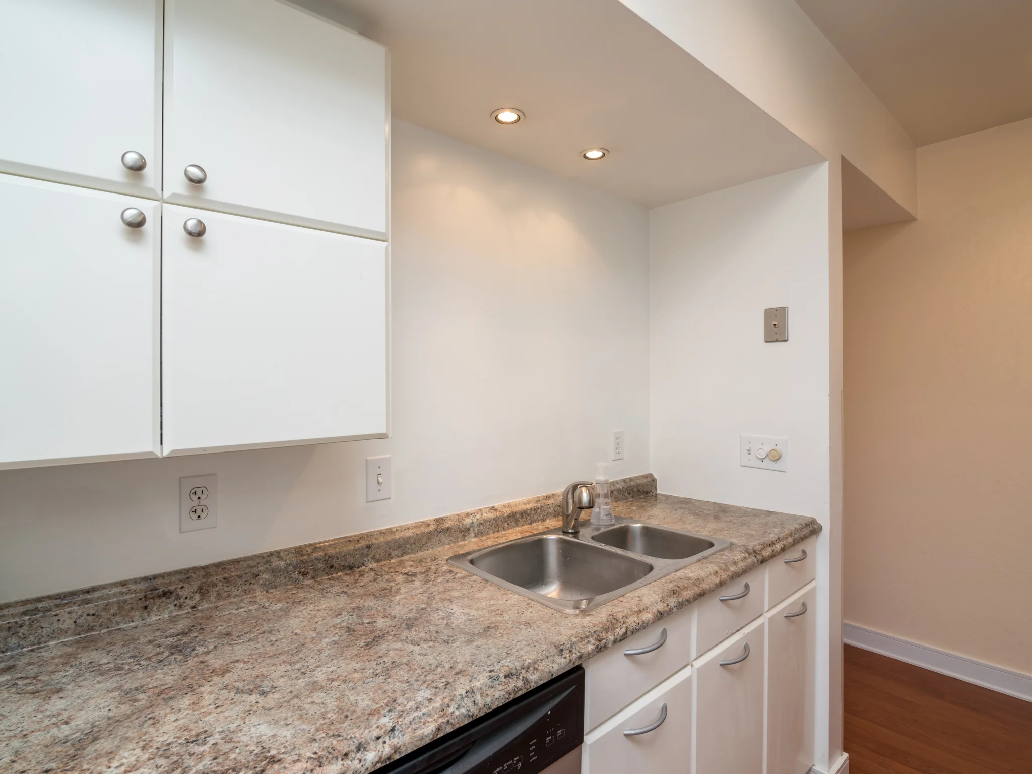 Kitchen 5.jpg