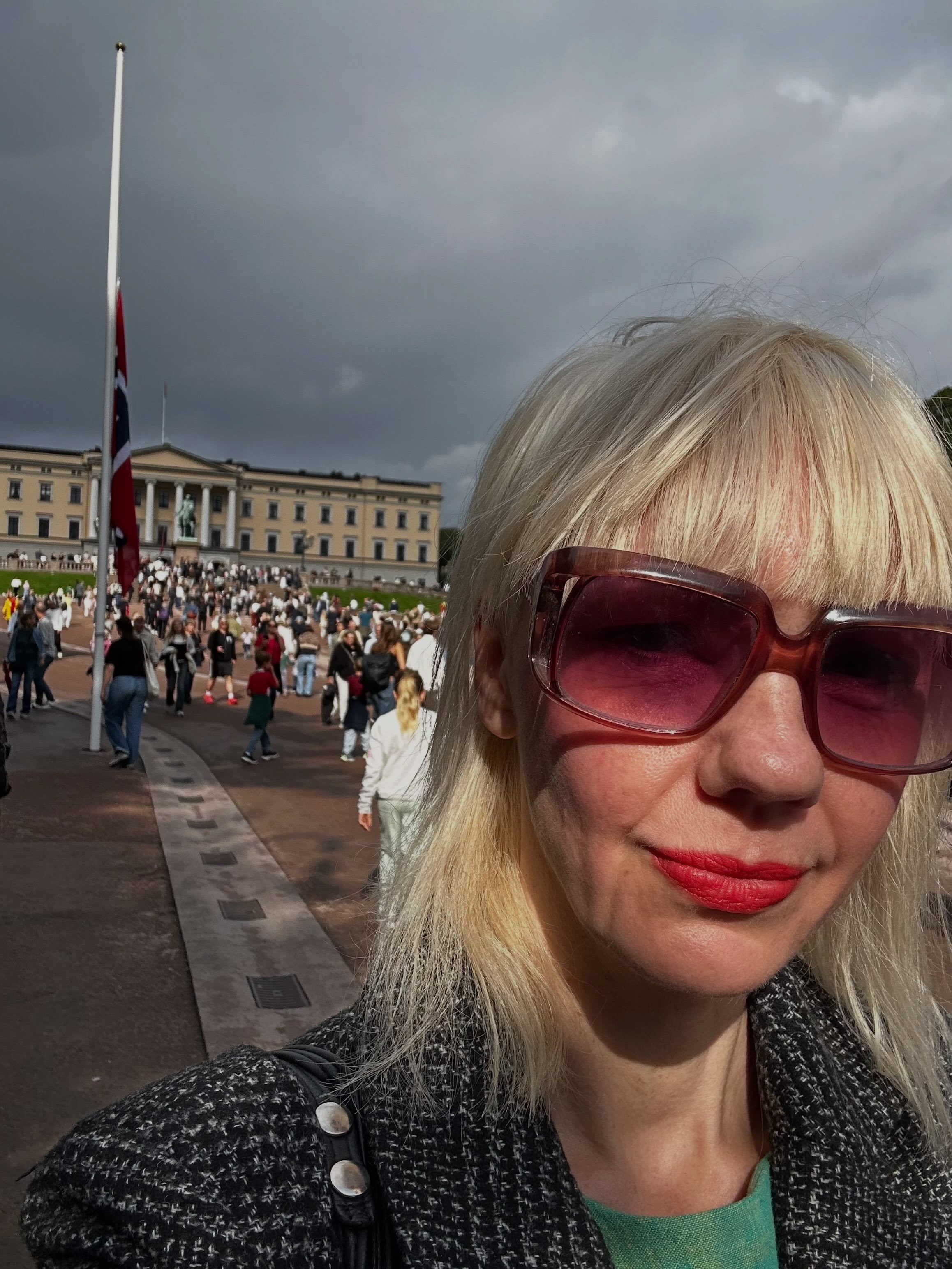 Placed a letter to the King on Thursday. Went back today to find an ocean of flowers, flags, letters, candles, people and tears. Thank you, Kong Harald V, you made us a better country. 🇳🇴