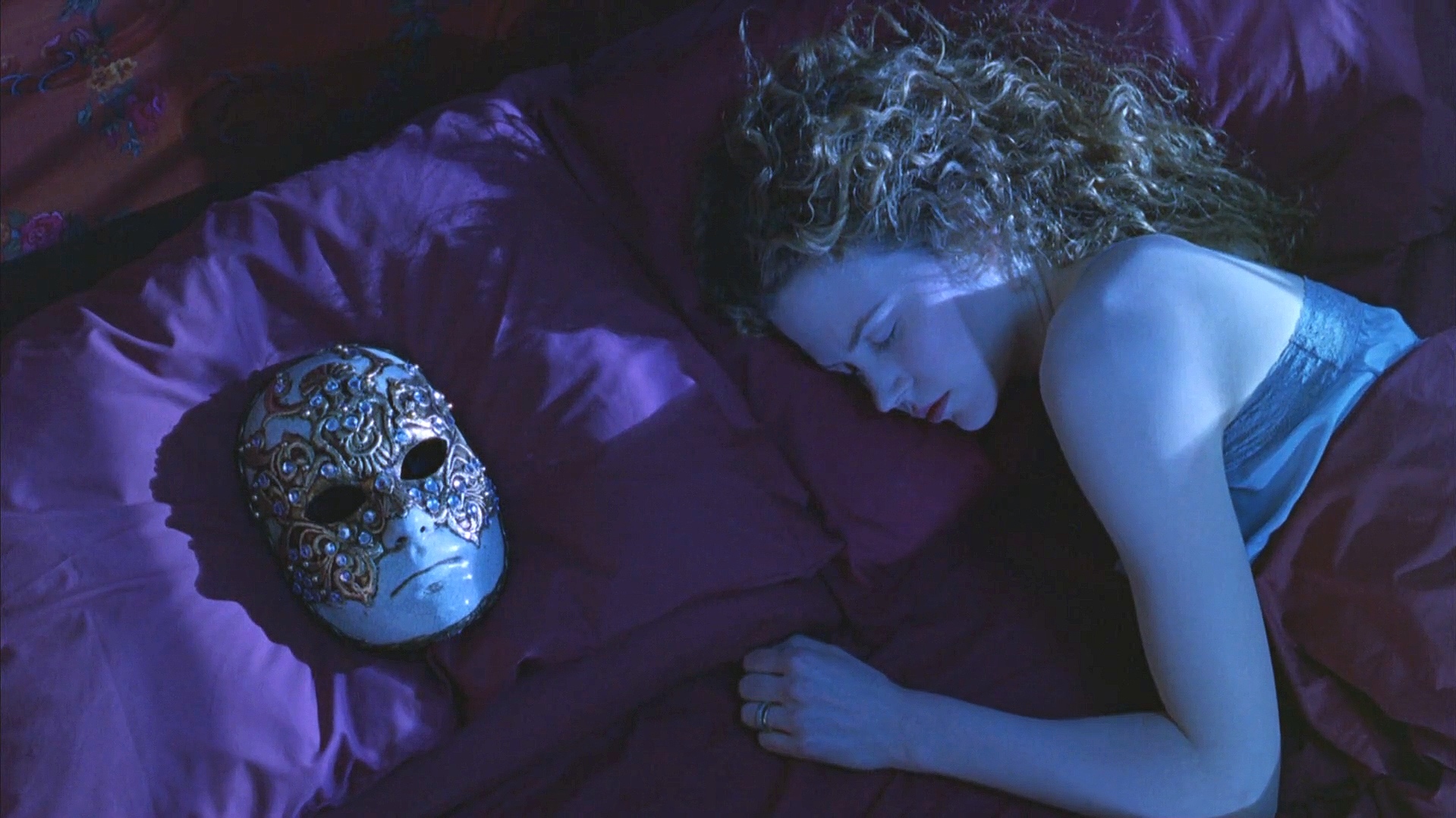 Nicole Kidman in bed met Venetiaans masker naast zich op hoofdkussen
