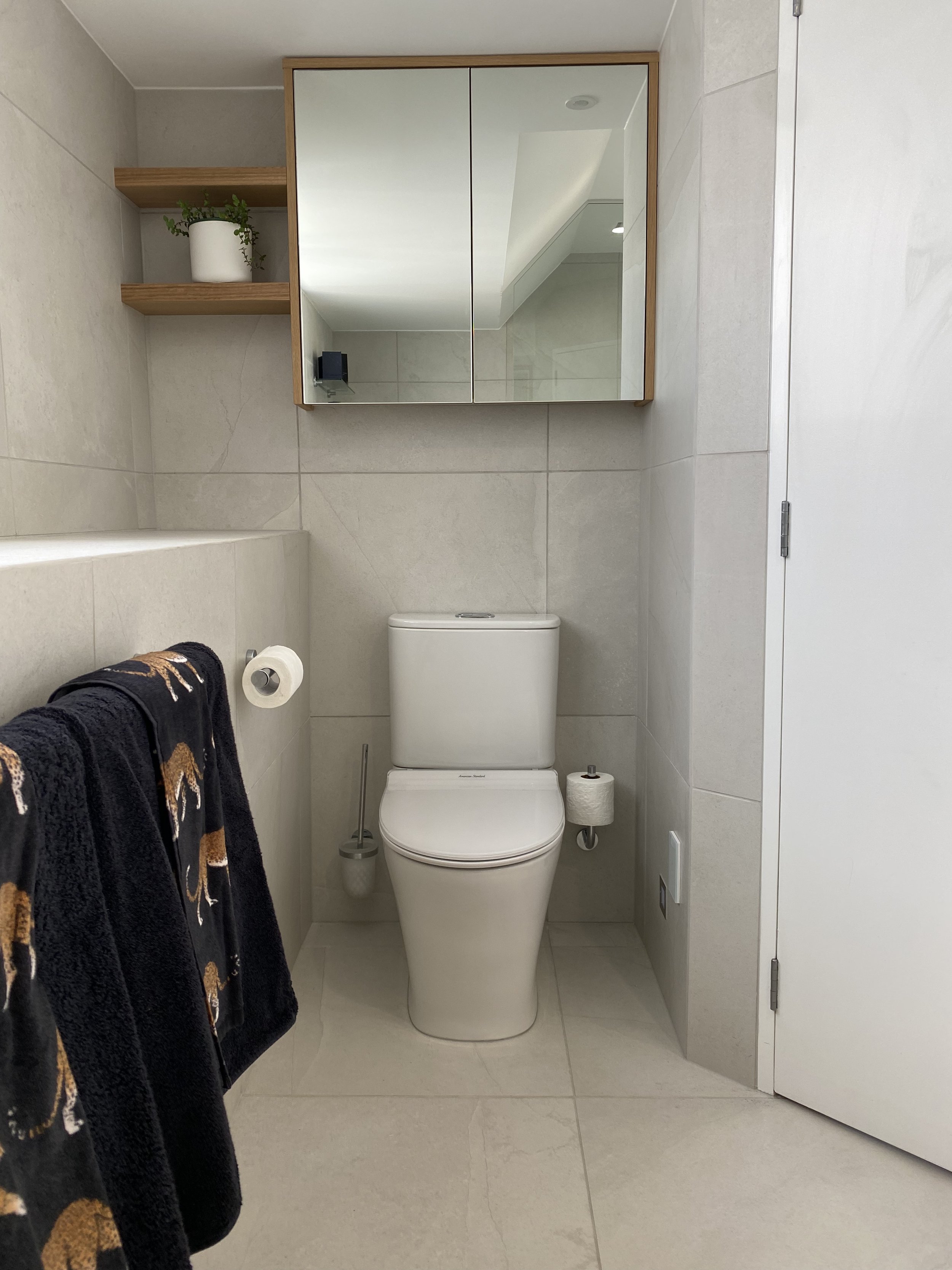 Back-to-wall toilet suite