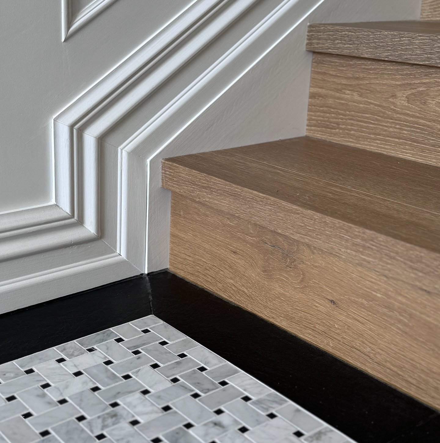 STAIR DETAIL - where the entrance tile meets the timber stairs, with a tiny bit of the custom panelling on the lower wall showing💕
.
#interiors #decor #homestyling #bathroomdesign 
#homeandliving #villas #bungalows #kitchendesign #curtaindesign
#arc