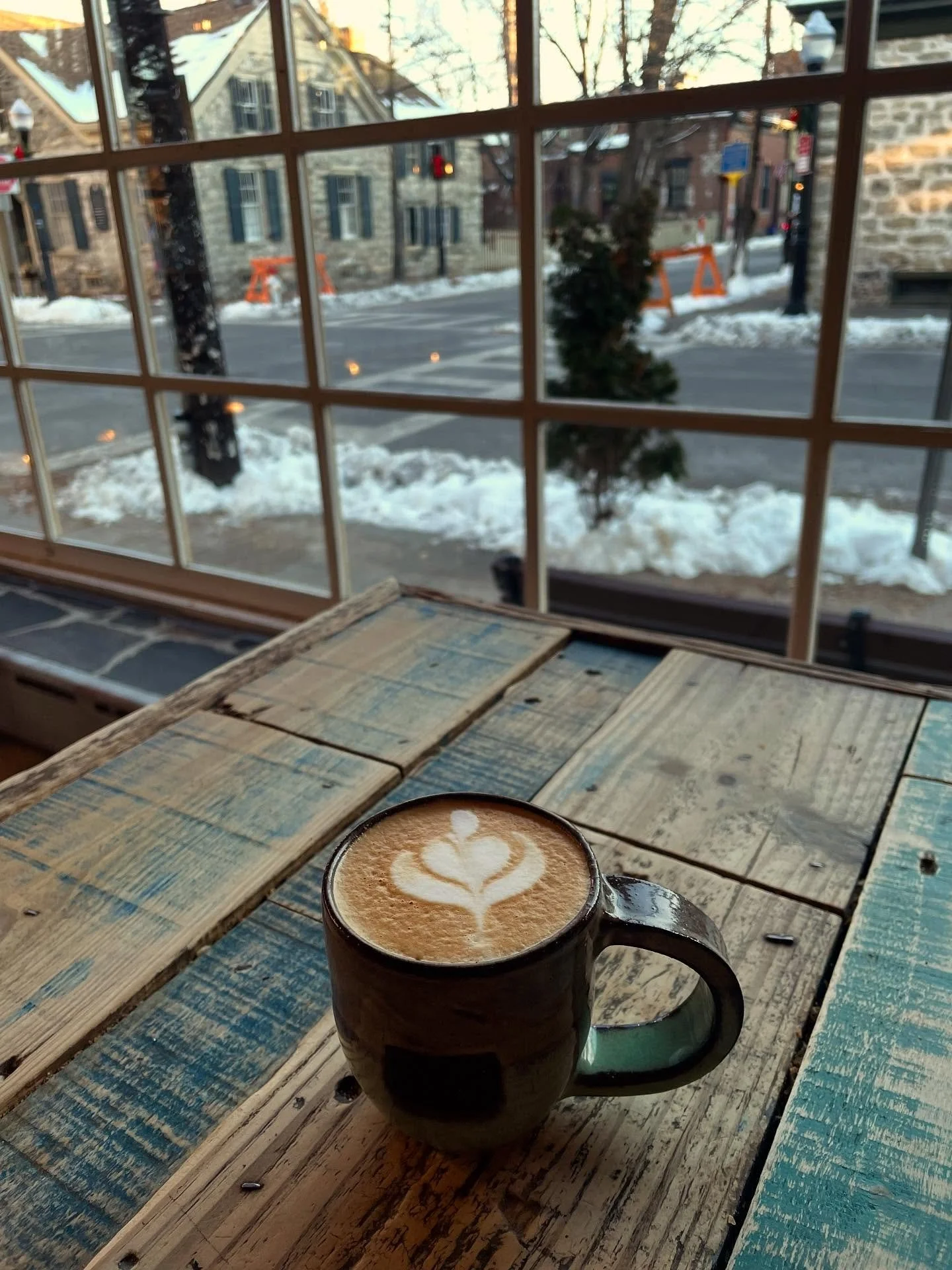 Back at it on this frigid Friday ❄️ 

Shoutout to our newest barista, @this1smyspace, who is making some really great coffee. 

Love our team &hearts;️ 

#tgiFf #ReadSipRepeat #kingstonny