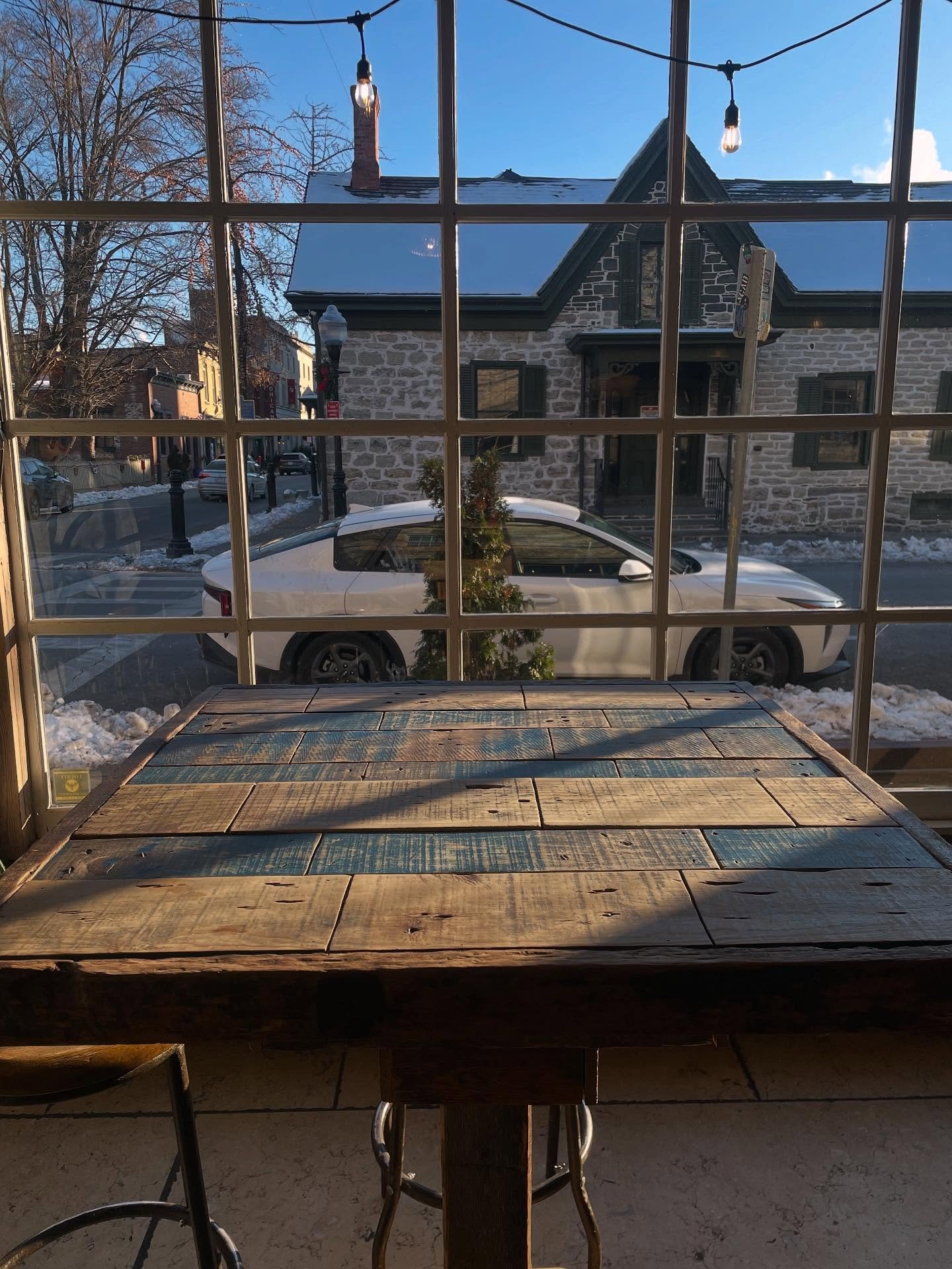 Get in here!

Books and brews til 8pm.

Cozy sunbeams while supplies last.

#saturday #ReadSipRepeat #kingstonny