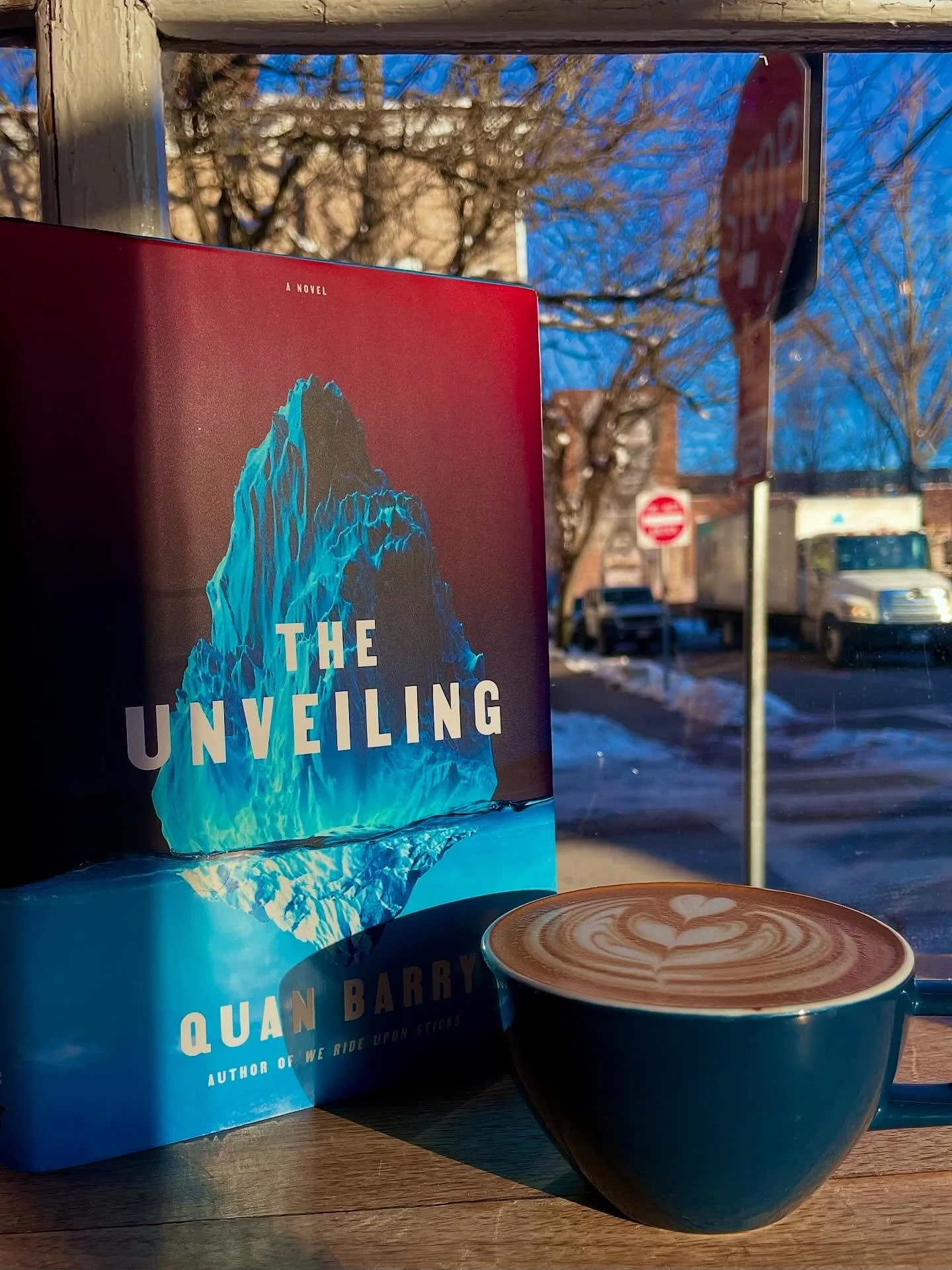 Coffee vs ice berg.

Come for the latte, stay for the blend of Arctic horror and social commentary&hellip;

Open til 8 for all of the above, PLUS BEER!

#latteart by @ricky_matrimonio.

#ReadSipBundleUpRepeat #kingstonny