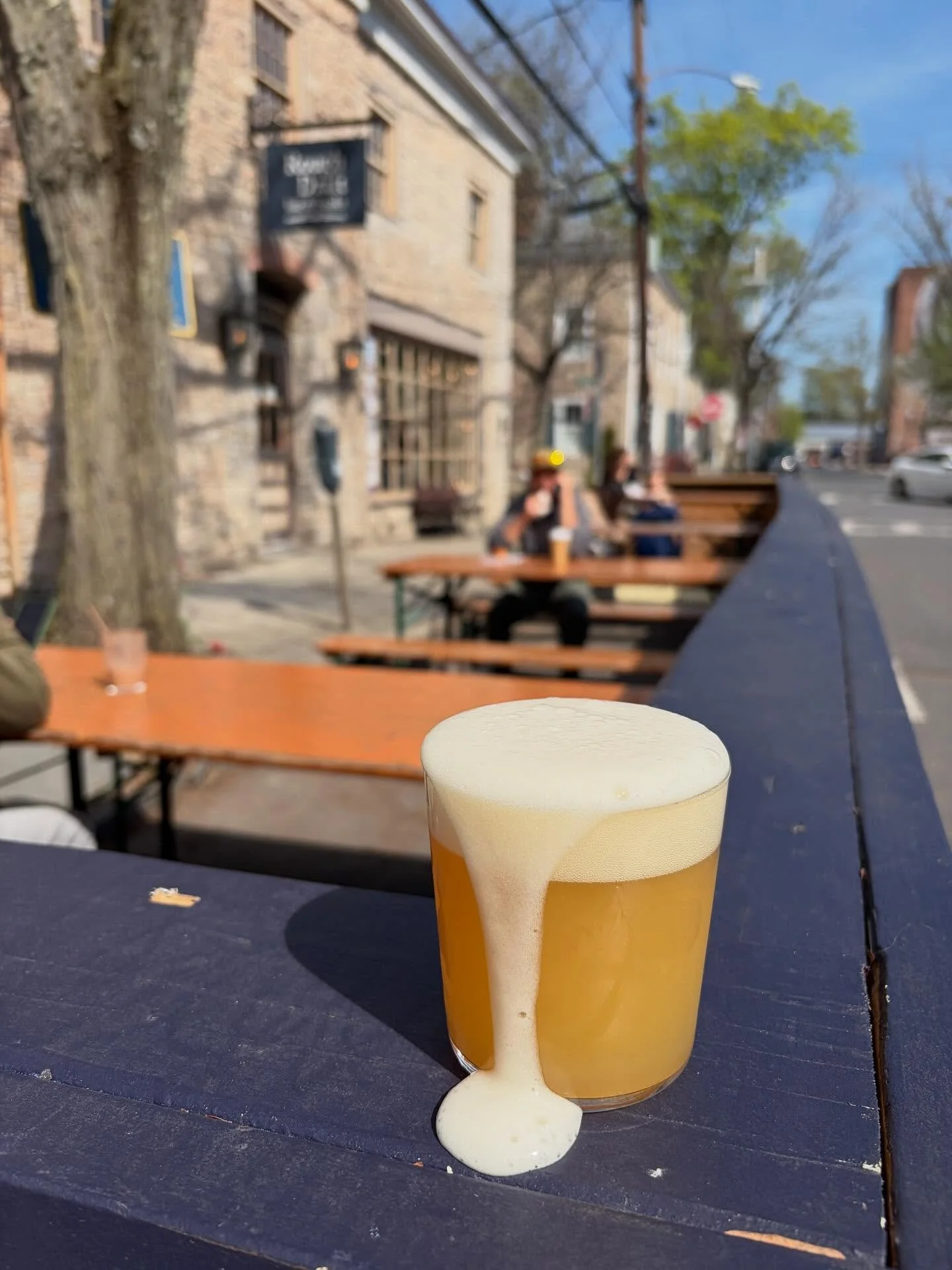 Parklet season in full effect ☀️ 

Live music tonight with @billtomlarry and @noahbharley.

Beautiful weather outside, cozy vibes inside, 8-8.

#parklet #spring #drinkoutside #ReadSipRepeat #kingstonny