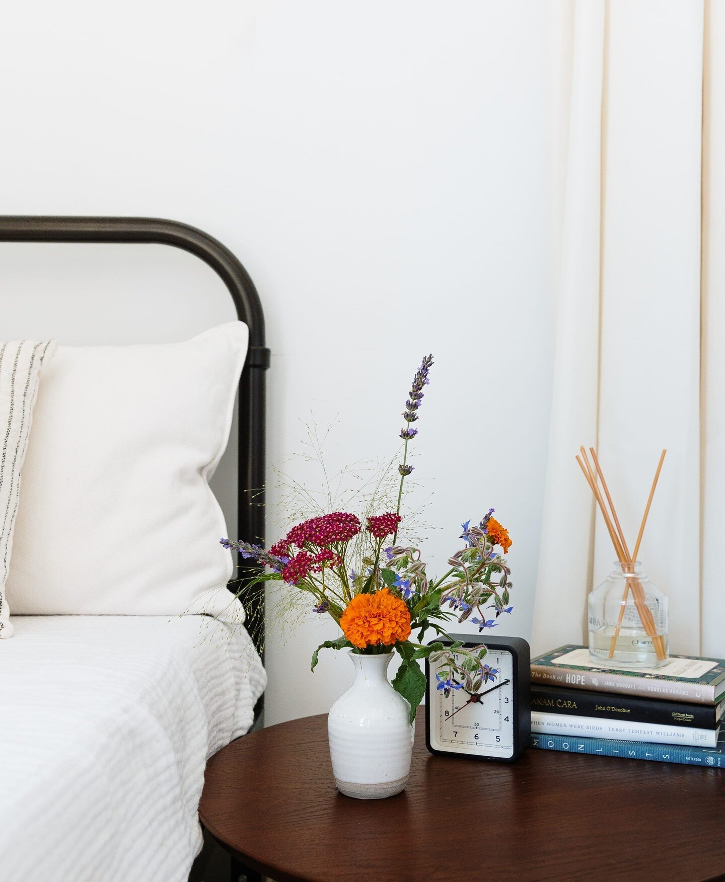Name a better way to wake up than with a Hanselmann bud vase of fresh flowers at your bedside... 🌱🌼⁣
⁣
#flowerstagram #flowersofinstagram #florist #handtiedbouquet #flowerbouquet #springflowers #flowerhowto #abqflorist #nmflorist #santafeflorist #s