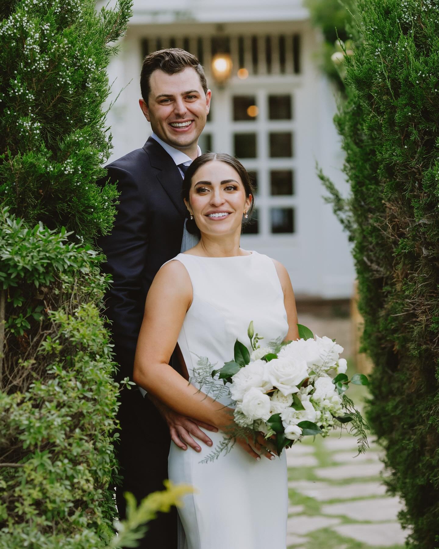 Those smiles&hellip;
are. you. joking. 🥹🤍🌿🕊️

&bull;

#weddingflowers #nmwedding #bridalbouquet #nmelopement #newmexicowedding #newmexicoflorist #southwestwedding #nmtrue #flowersofinstagram #weddingcenterpiece #albuquerqueflorist #abqflorist #ne