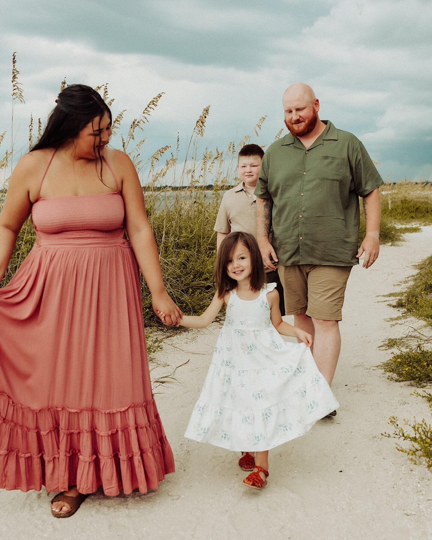 Captured this gorgeous family in 30 minutes before we got drenched in the rain 🌧 But even with a thunderstorm moving towards us Lauren and her family already had the go with the flow attitude 🙌🏻 I love when my clients are like that! Honestly I LOV