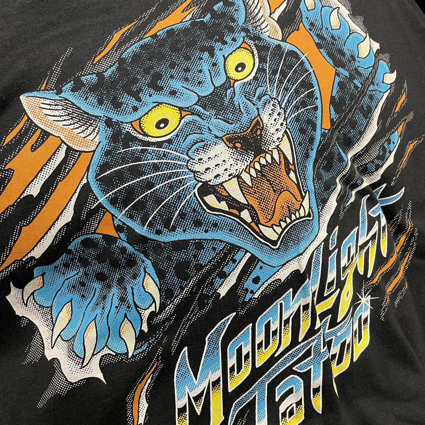 @khalil.justice.linane.tattoo at @moonlighttattooseattle had us print this little ripper recently 🐱
.
.
.
#screenprintedtees #waterbasedprint #waterbasedprinting #waterbasedink #matsuiink #customshirt #poweringtheprint #customprint #custommerch #app