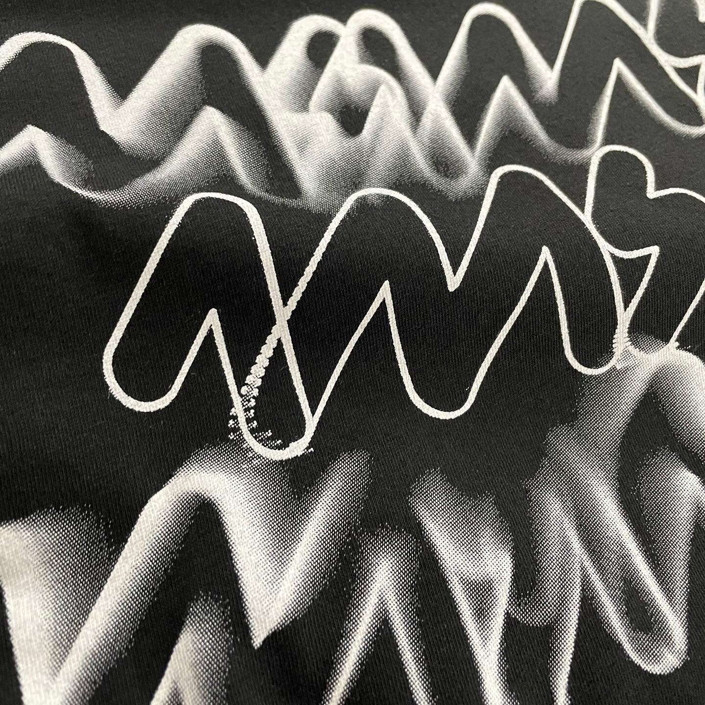 @4ms_company halftone dots looking so nice today
.
.
.
#screenprintedtees #waterbasedprint #waterbasedprinting #waterbasedink #matsuiink #customshirt #poweringtheprint #customprint #custommerch #apparelprinting #screenprinting #screenprinted #seattle