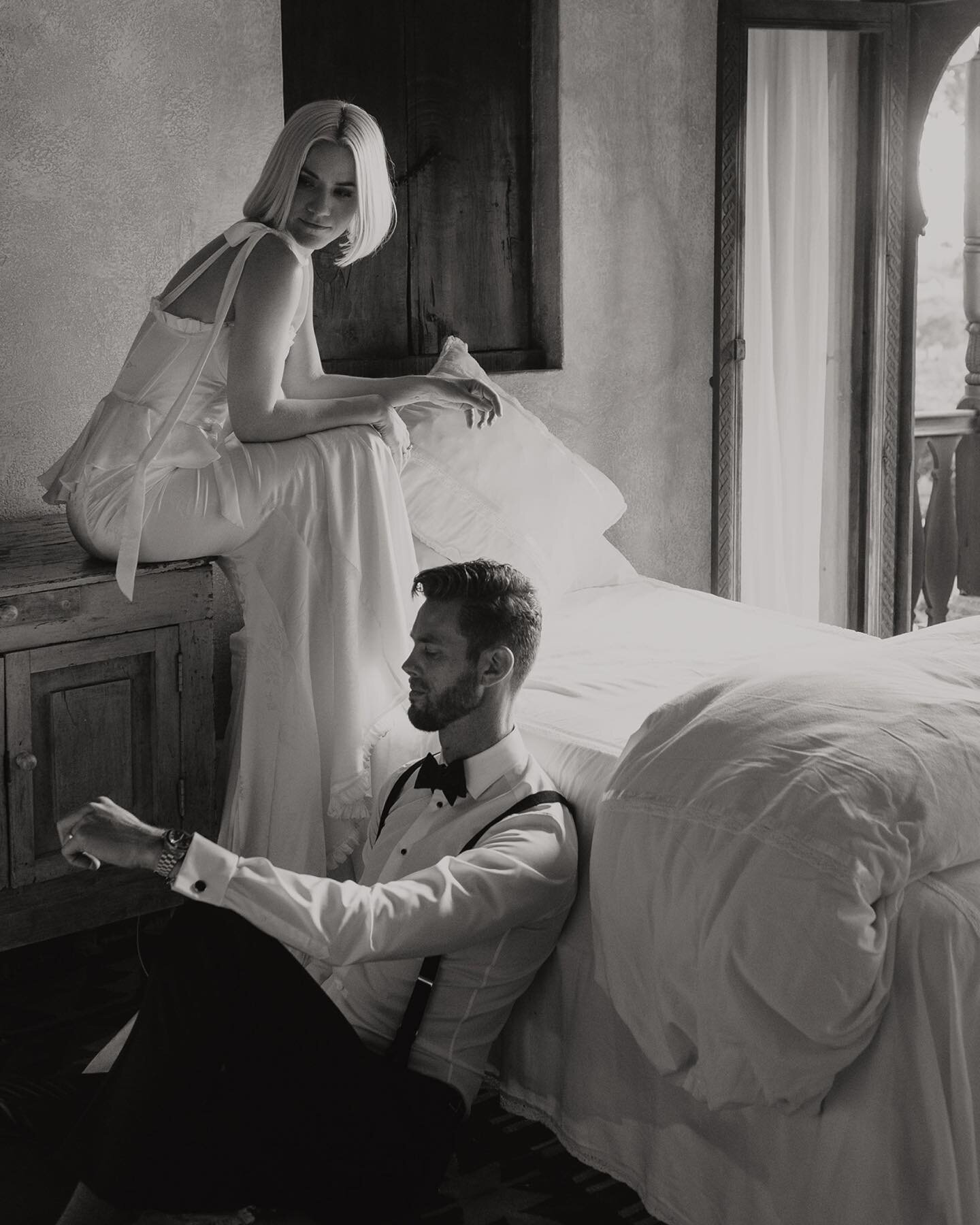 &mdash;&mdash; Bedtime Stories ☁️🖤 because portraits between sheets and undone beds are my thing now. I call it Editorial Bedspread The Wedding Edition. And that makes me happy. That and couples who pose and laugh and between all that forget they we