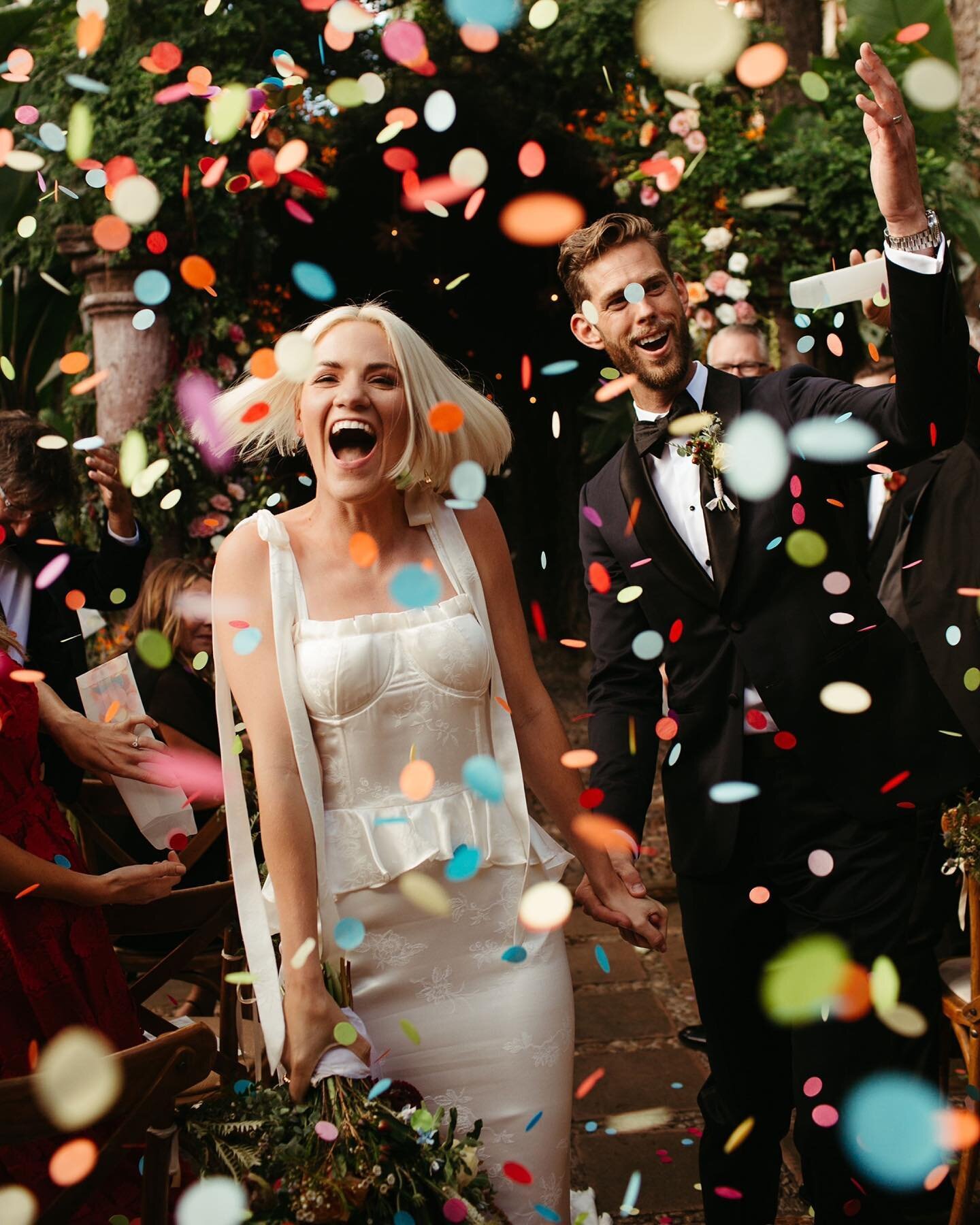 This confetti filled celebration just got FEATURED ON @junebugweddings 🎉! From the charming cobblestone streets and colonial architecture to the intimate candlelit dinner beneath lush greenery and palm trees, @josie.george + @robertparkerhomes lovef