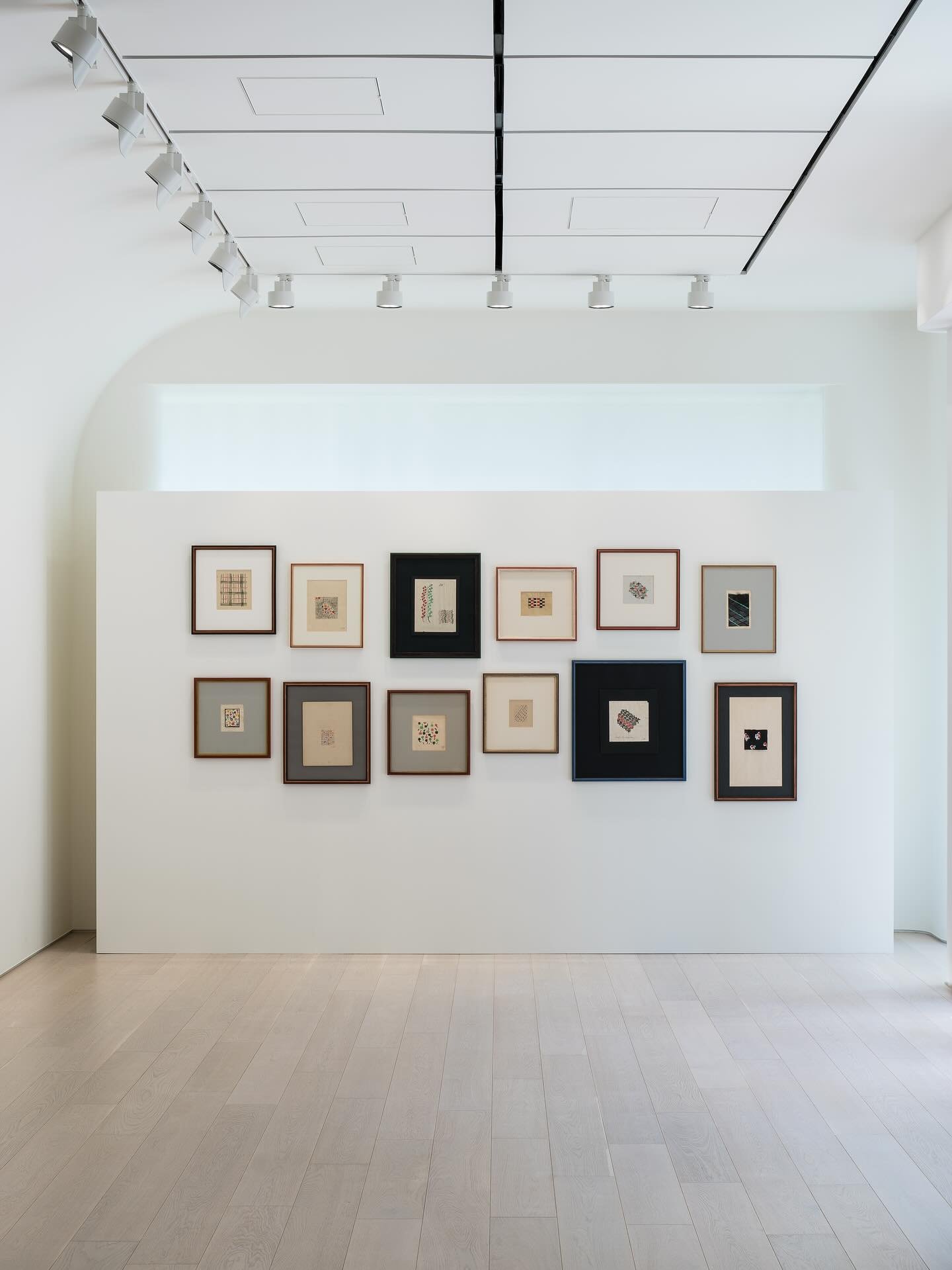 ,
ソニア・ドローネー「Everything Is Feeling」
Sonia Delaunay : Everything Is Feeling @pacegallery Tokyo 
Pace東京では、フランスのモダニズムを代表する芸術家、ソニア・ドローネーの展覧会を開催中です。 ドローネーは、生涯を通じて色彩の持つ感情的・心理的・現象的な側面に強い関心を寄せ、絵画のみならずテキスタイルやファッションデザインの分野でも広く活躍しました。
本展のタイトル「Everything Is Feeli