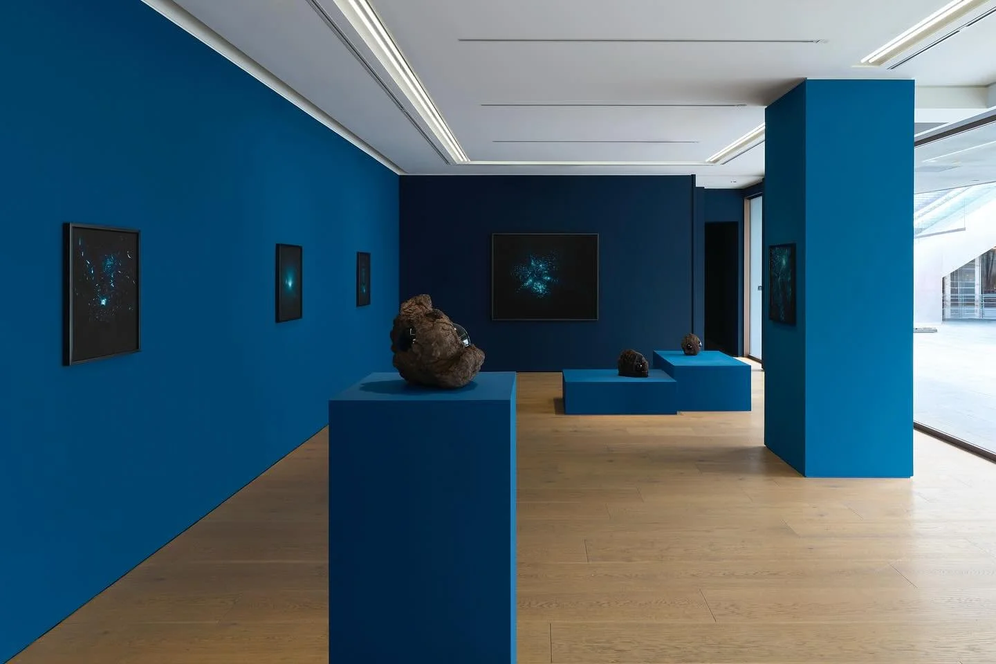 .
JULIAN CHARRI&Egrave;RE Midnight Zone
ミッドナイト・ゾーン

ペロタン 東京 展覧会会期: 2025年 〜8月30日 
火曜 - 土曜 | 11時 - 19時

スイス出身のアーティスト、ジュリアン・シャリエールの個展「ミッドナイト・ゾーン」では写真や立体作品のほか、この地球の深淵へと誘うような映像作品を展示しています。人間と自然界の関わりを、原初的な風景を通じて見る者にあらためて向き合うように促してくれるシャリエールの作品群。ぜひ会期中に足をお運びくだ