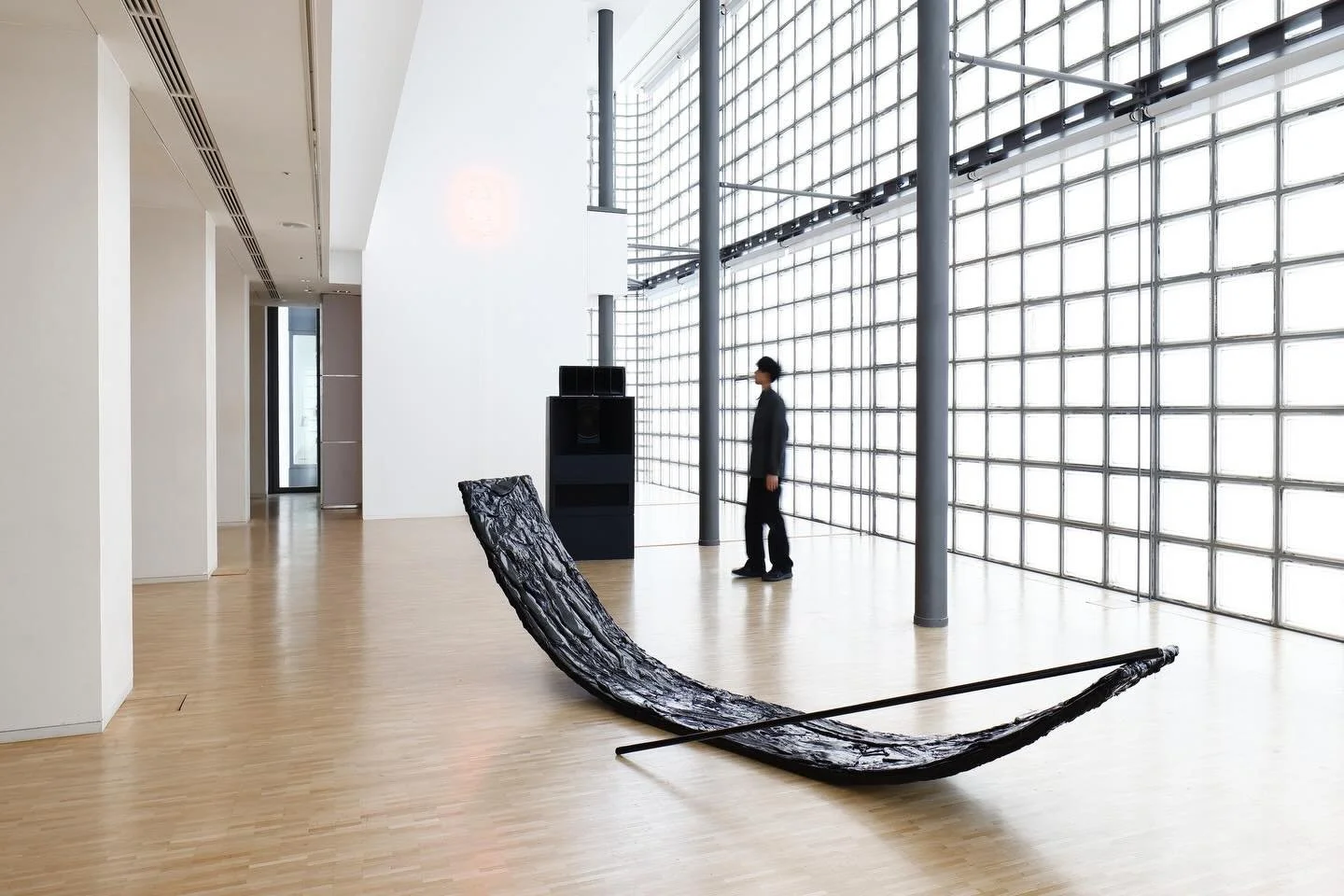 .
Obol - アンドリウス・アルチュニアン / Andrius Arutiunian

アルメニア/リトアニア出身のアーティスト・作曲家 アンドリウス・アルチュニアン が描く「冥界の未来的ヴィジョン」。 秘教文献や神話、トランス、消失の象徴を「地下レイヴの美学」を通して表現し、時間・未来・神話について問いかけます。

ゲスト・キュレーター：岩田智哉 (The 5th Floor ディレクター)
会場：銀座メゾンエルメス ル・フォーラム 8・9階 期間：～2026年5月31日(日) 開館時間：