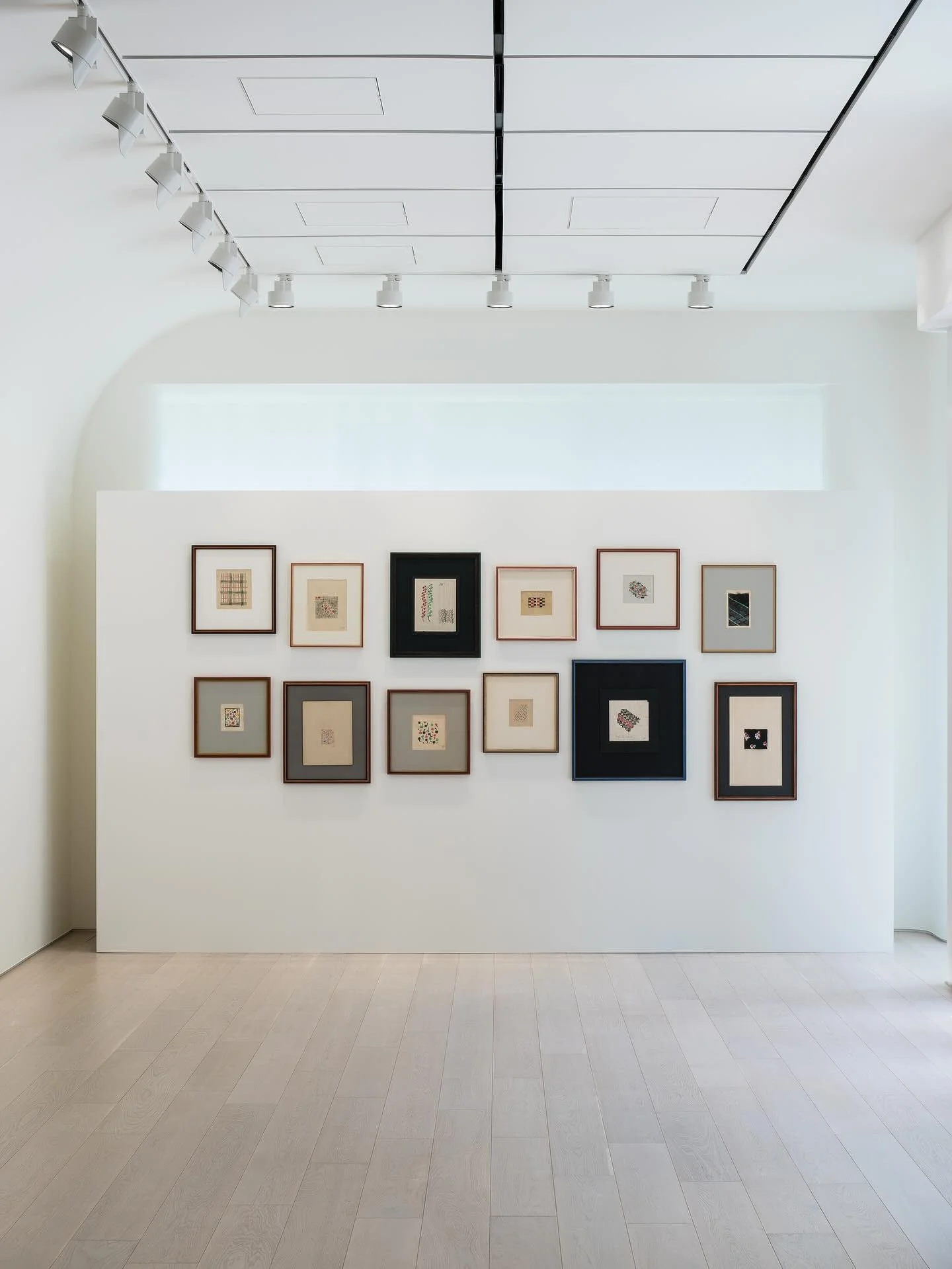 ,
ソニア・ドローネー「Everything Is Feeling」
Sonia Delaunay : Everything Is Feeling @pacegallery Tokyo 
Pace東京では、フランスのモダニズムを代表する芸術家、ソニア・ドローネーの展覧会を開催中です。 ドローネーは、生涯を通じて色彩の持つ感情的・心理的・現象的な側面に強い関心を寄せ、絵画のみならずテキスタイルやファッションデザインの分野でも広く活躍しました。
本展のタイトル「Everything Is Feeli