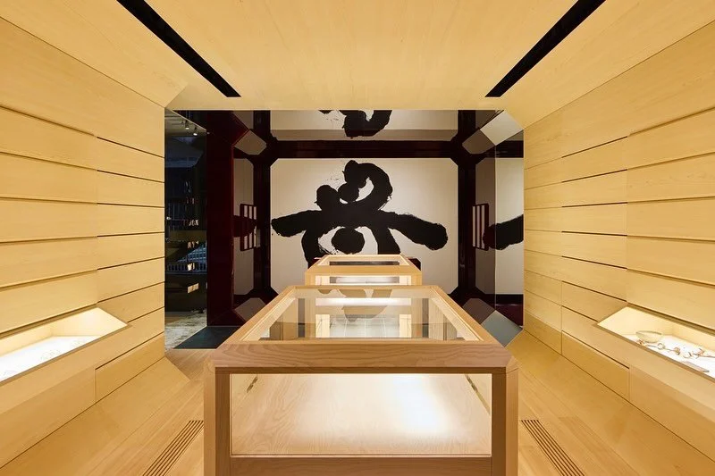 ,
この度、Jacques Marie Mage(ジャック・マリー・マージュ)は、日本初となるフラッグシップギャラリーを東京・表参道にオープンいたしました。

伝統と革新が調和する、美意識と職人技の聖域です。
この空間の設計は、日本の文化芸術を融合させたデザインで知られる、緒方慎一郎氏主宰・SIMPLICITYとのコラボレーションによって実現しました。歴史と現代性が静かに共存する、
詩的で深みのある空間は、まるでプライベートレジデンスのような親密さを醸し出しています。

JMM 東京 表参道ギャ