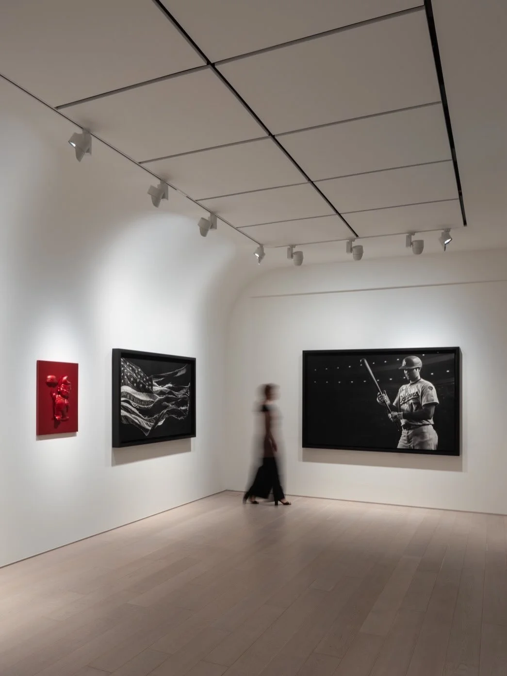 .
Robert Longo: Angels of the Maelstrom
ロバート・ロンゴ: 「Angels of the Maelstrom」
会期｜〜 2026 年6 月 17 日(水)
会場｜Pace ギャラリー

Pace 東京では、6 月 17 日までロバート・ロンゴの新作および近作の木炭ドローイングと彫刻の展覧会「Angels of the Maelstrom」を開催しています。ロンゴにとっておよそ 30 年ぶりに開催する日本での個展となります。

1953 年にニューヨーク州