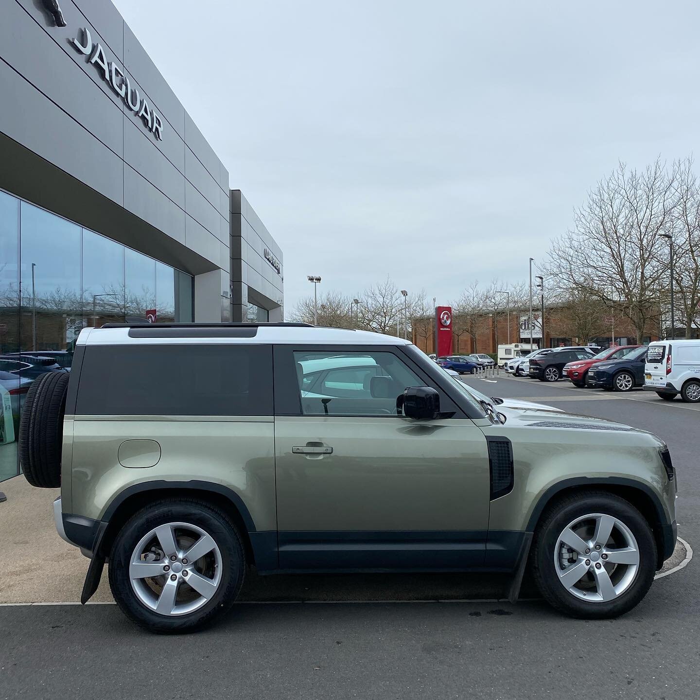 First short wheelbase Defender 90 we&rsquo;ve seen.

Fantastic proportions, looks ripe for some Tomb Raider treatment from @urbanautomotive or @twisted_automotive .

Loving the green, but black may have to be the one. Options list is endless.

Downsi