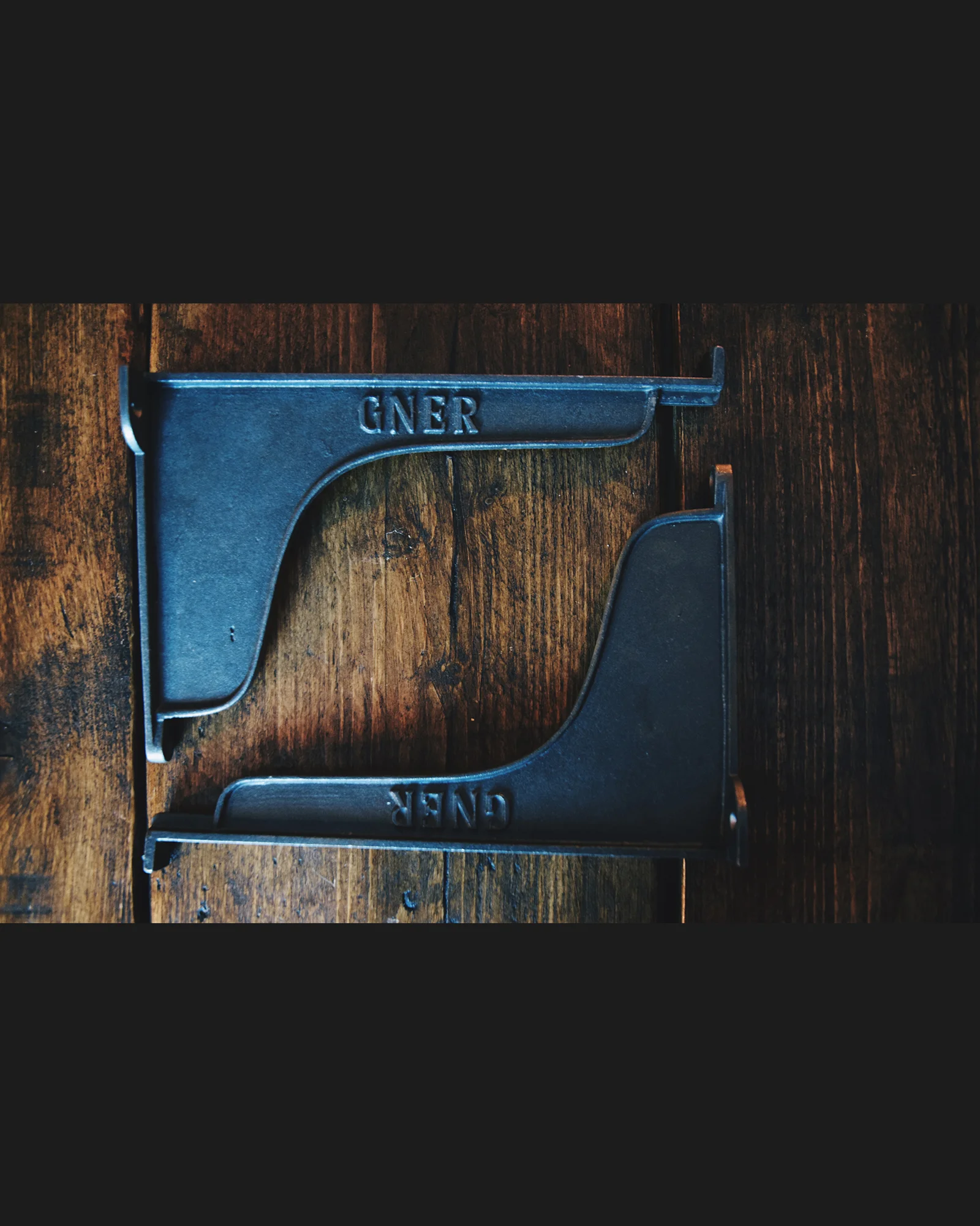 'GNER' Lipped Shelf Bracket (One Pair)