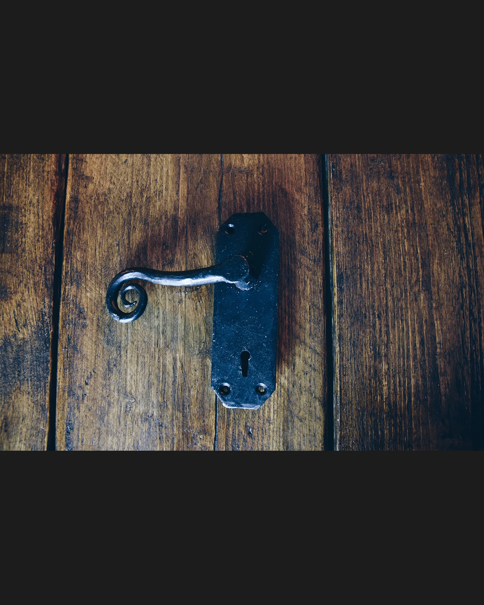 Hand Forged Black Lever Handle with Curly Handle with Keyhole (One Pair)