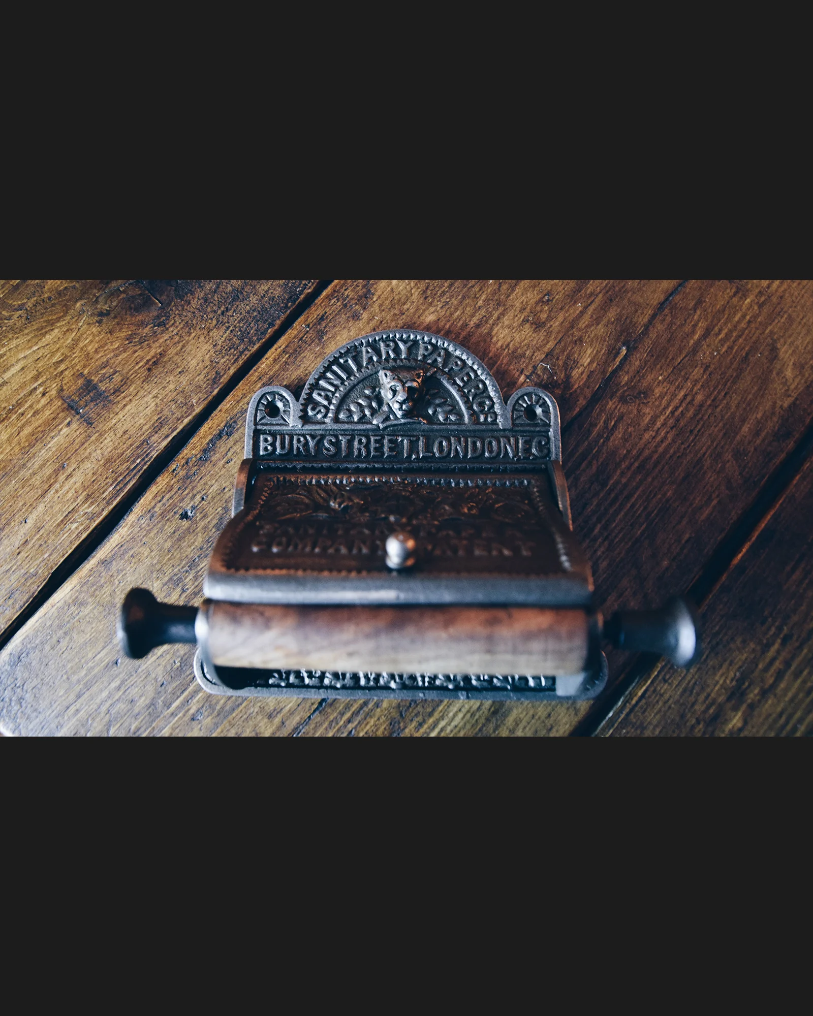 Toilet Roll Holder with Lid 'Bury St London' Design