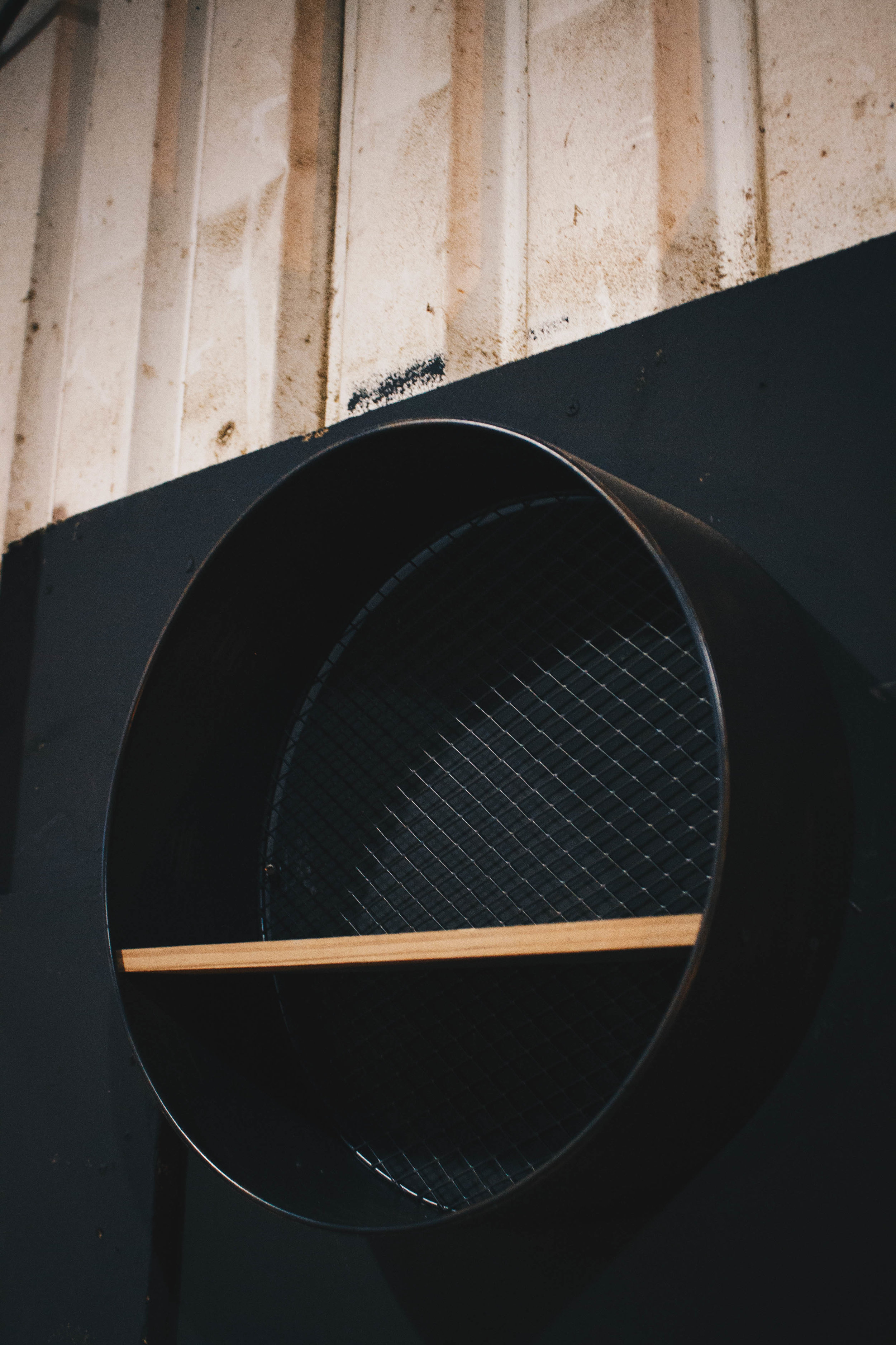 Industrial Round Metal Shelf with Wooden Plank Shelf Wall Mountable