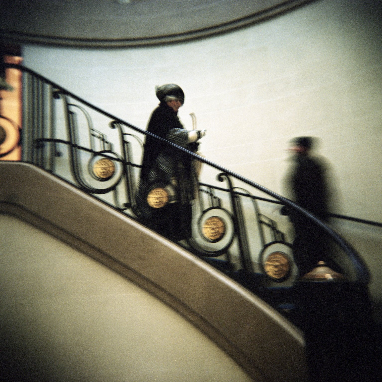 hol paris escalier.jpg