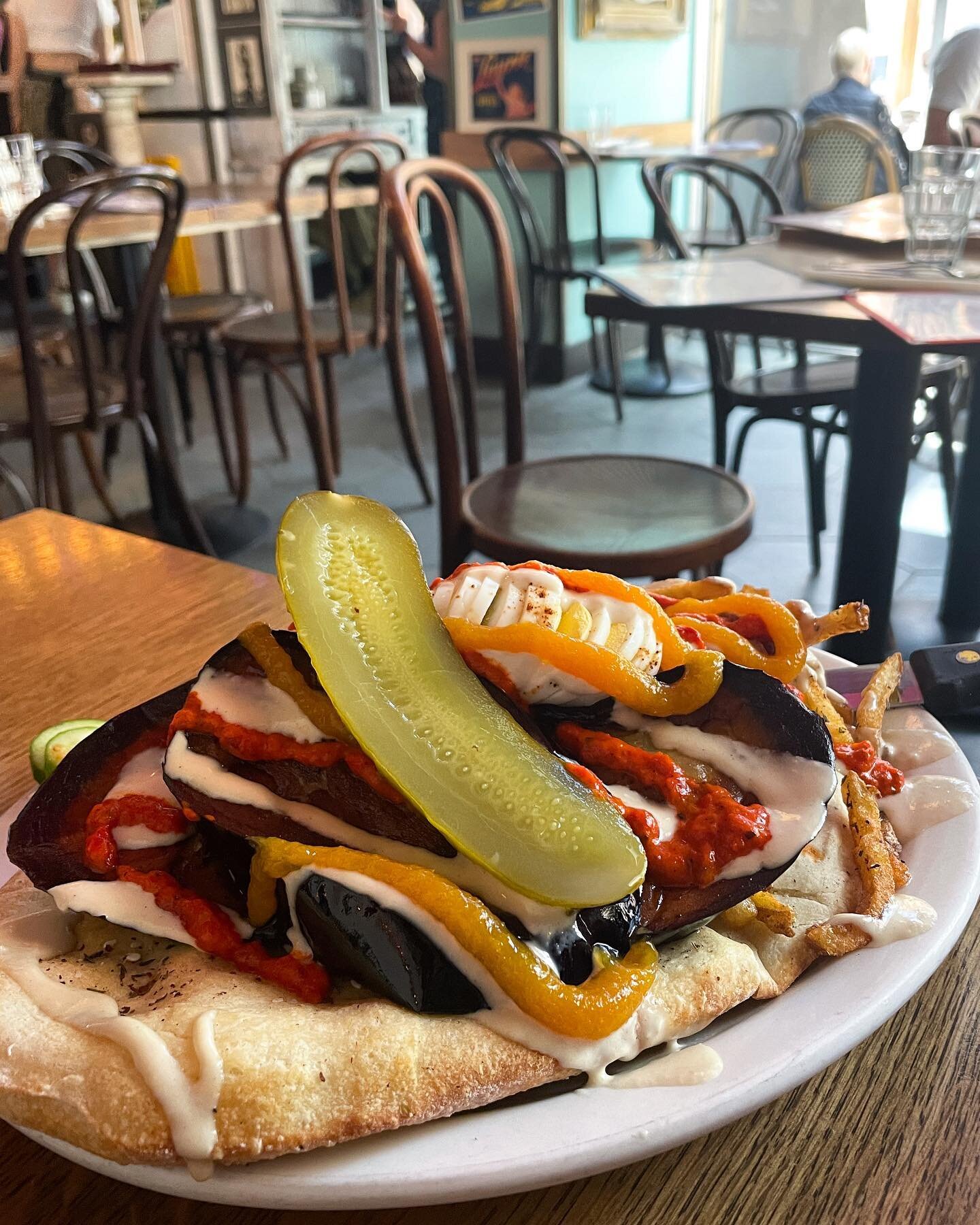 I don&rsquo;t often post photos of a single dish, but this Sabich Flatbread from @fet_zun was too good to resist 🤤 the eggplant was perfectly cooked and with the za&rsquo;atar fries&hellip;. Perfection 😍 

Send this post to the friend you&rsquo;re 