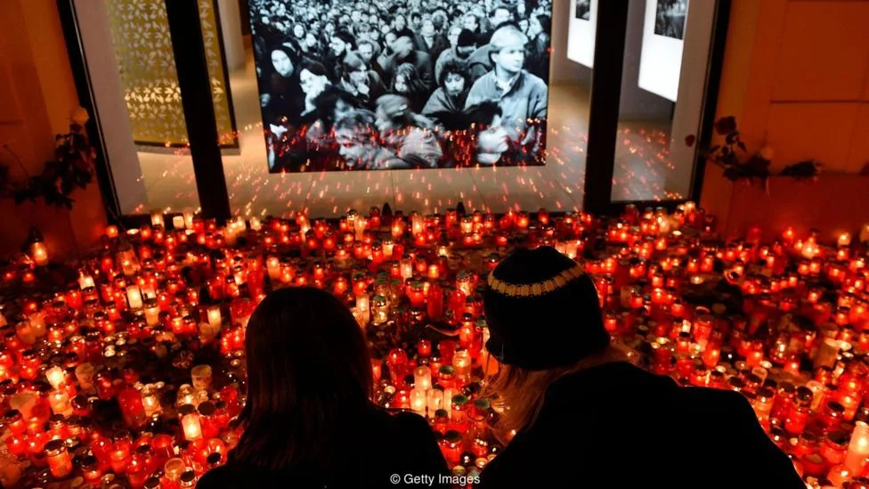 A couple commemorate the Velvet Revolution of 1989, which helped bring down Communist rule in Czechoslovakia - another example of Chenoweth's "3.5% rule"