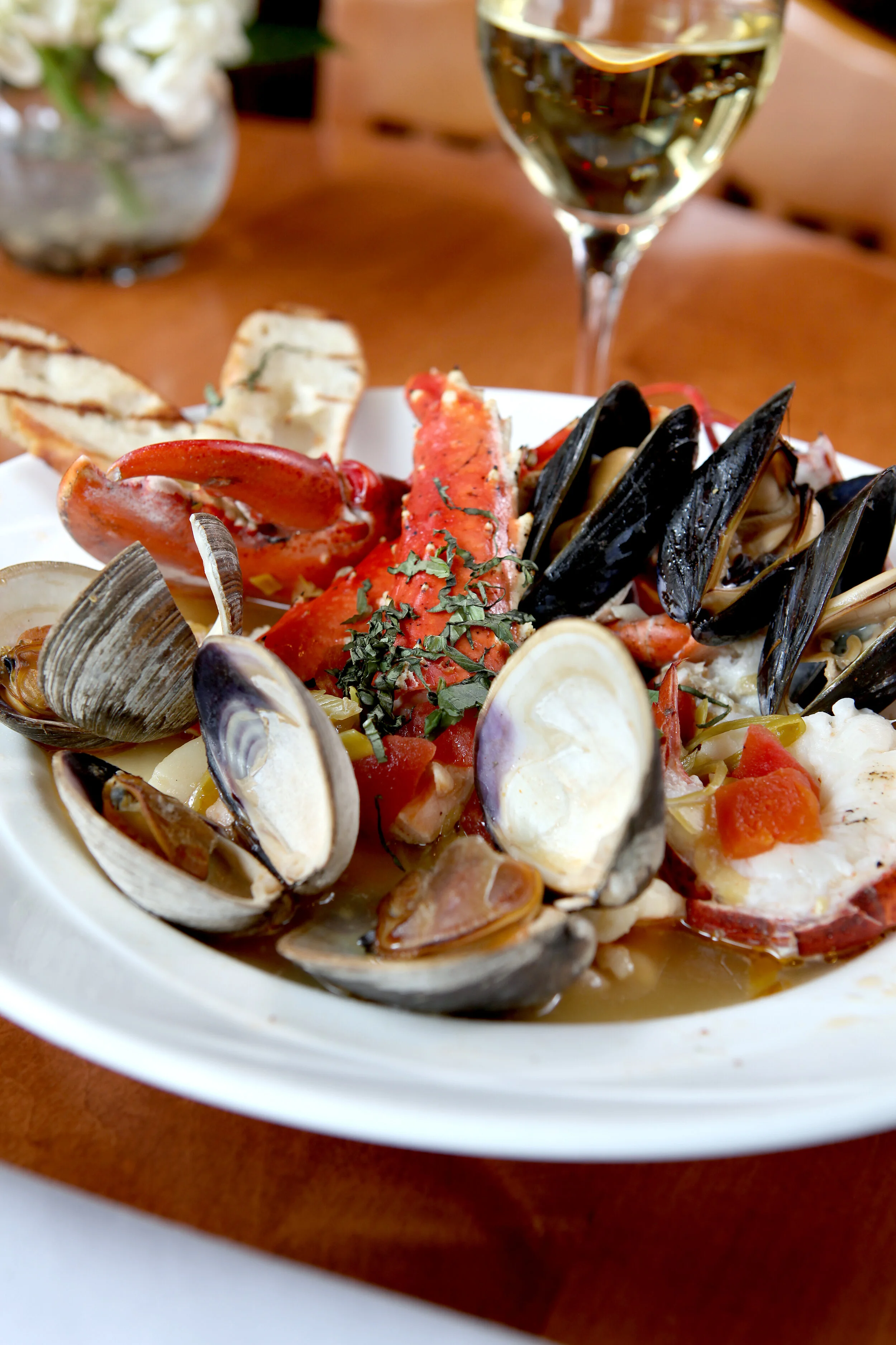 Leo's Seafood Restaurant &amp; Bar in Grand Rapids, Michigan