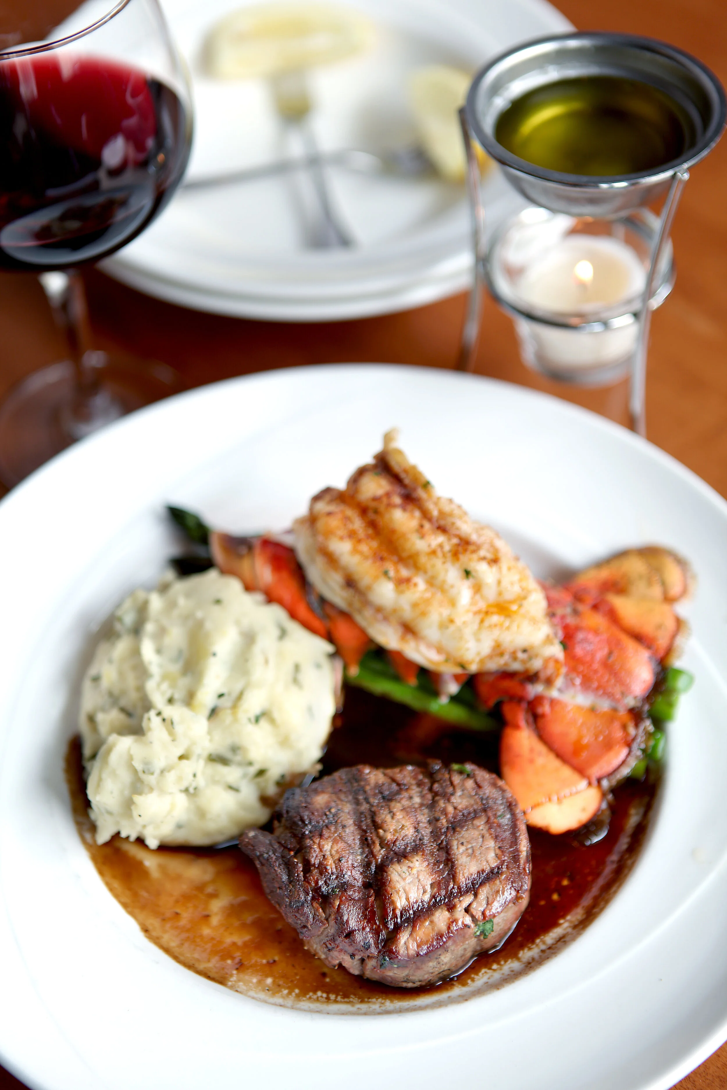 Leo's Seafood Restaurant &amp; Bar in Grand Rapids, Michigan