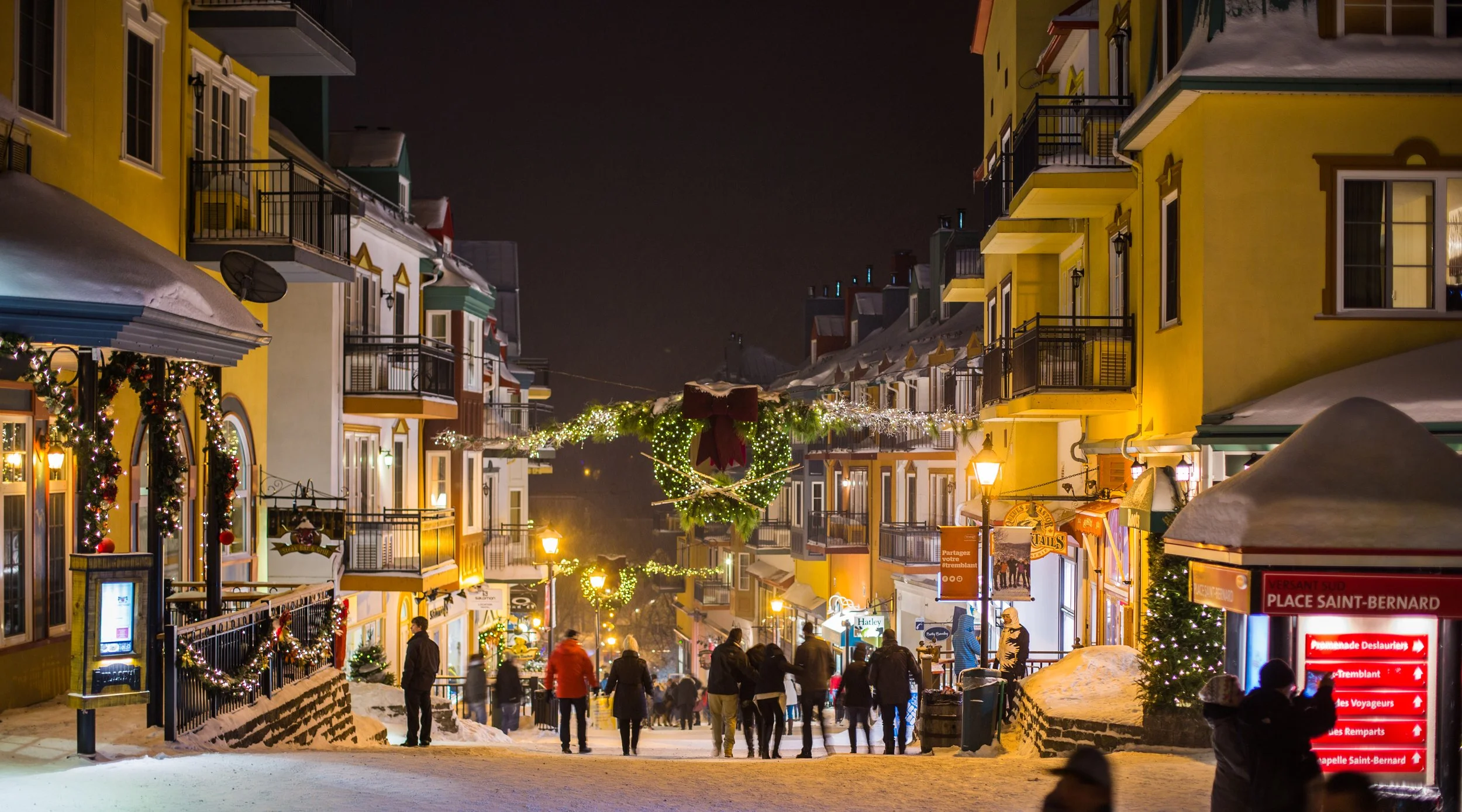 Village pedestrian de Mont Tremblant iluminado e coberto de neve à noite