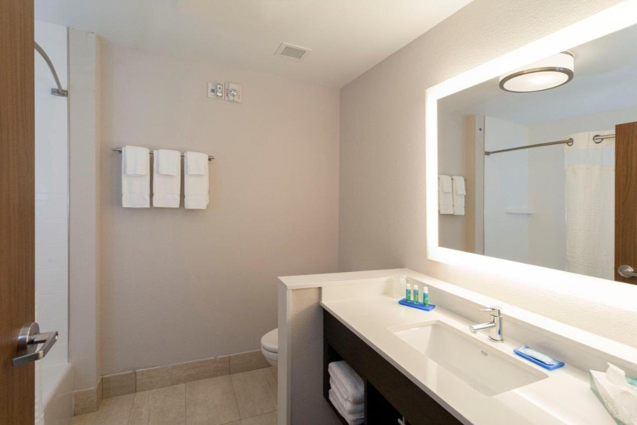 Holiday Inn Express &amp; Suites, an IHG Hotel