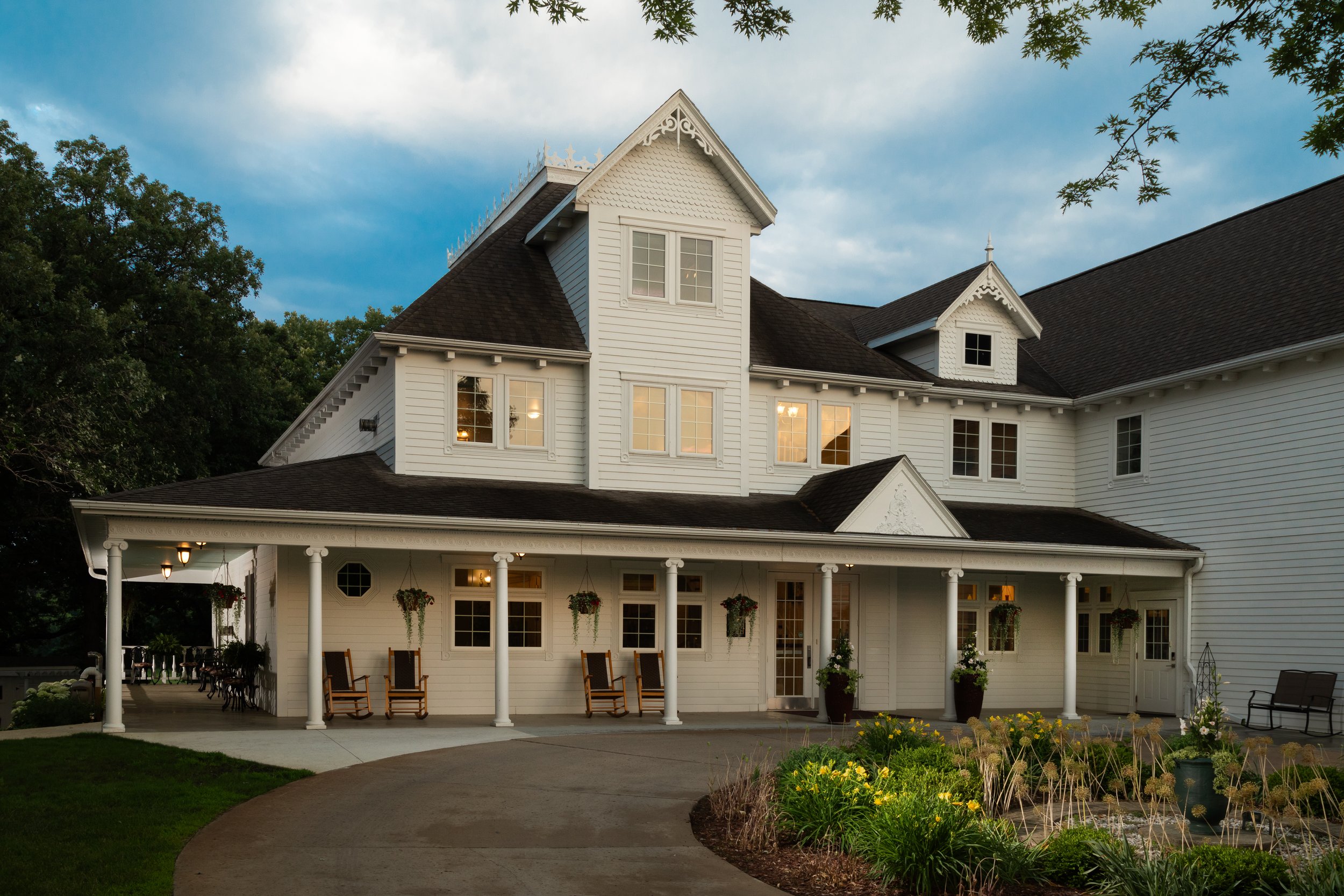 The Iowa Great Lakes Getaway with a Personal Touch: Inside The Oakwood Inn Okoboji