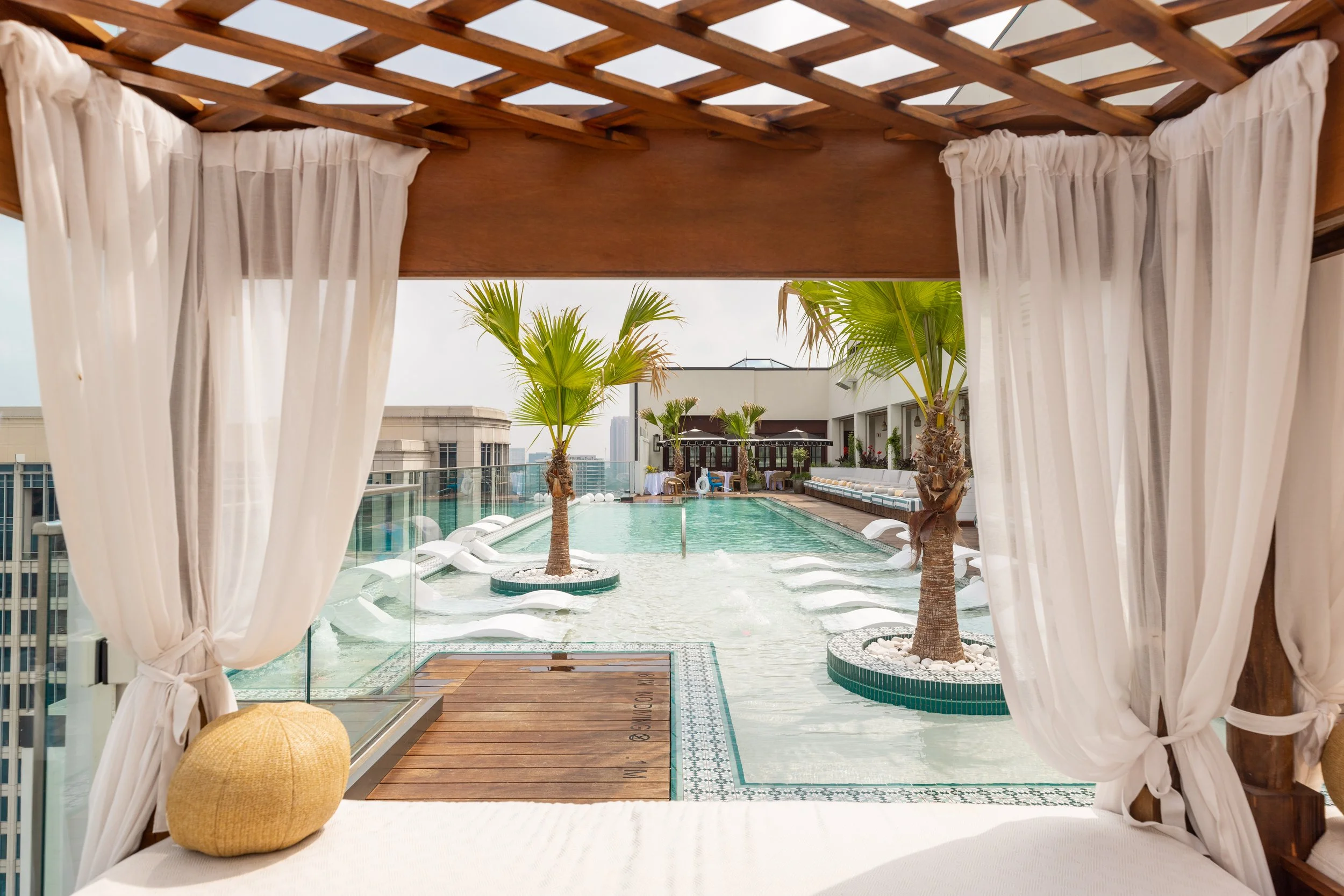 The 20th-floor rooftop infinity pool at Hôtel Swexan overlooking the Dallas skyline