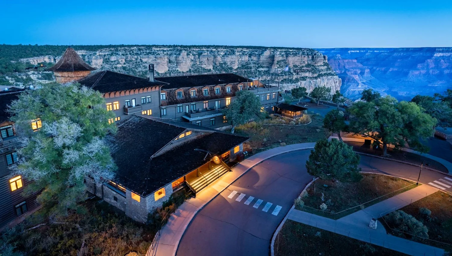El Tovar Hotel — historic lodge on the Grand Canyon South Rim