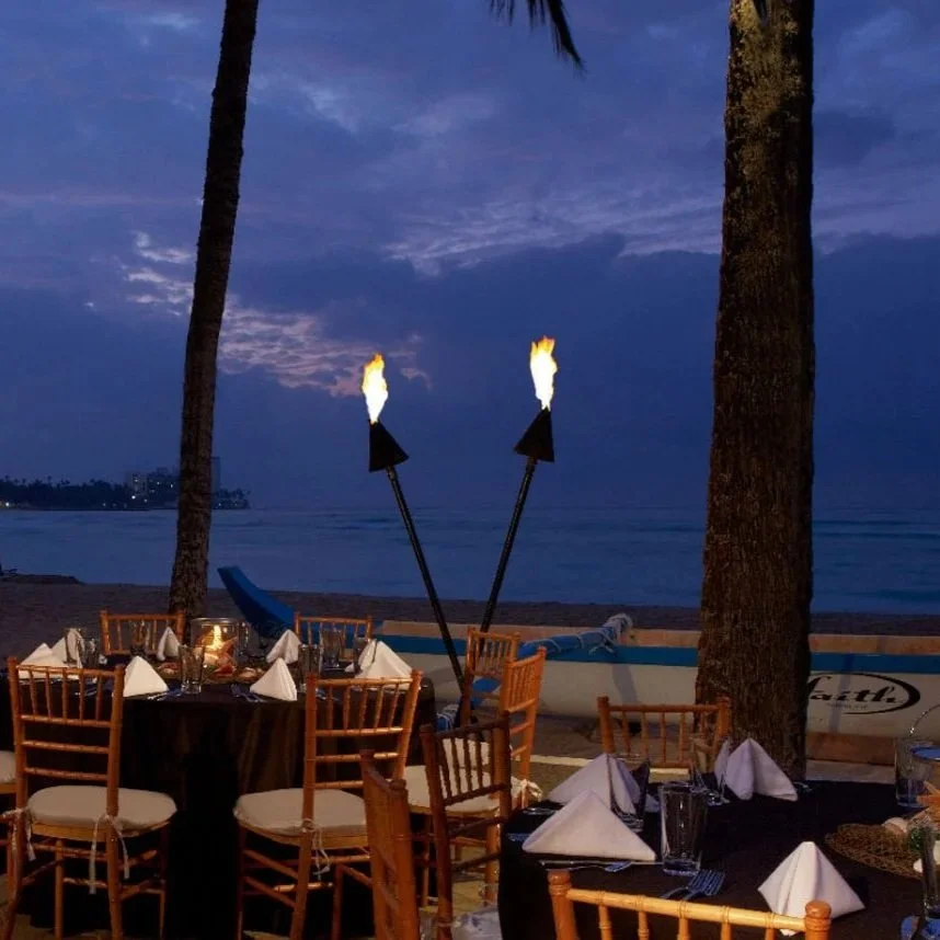 Duke's Waikiki Honolulu Hawaii oceanfront outdoor dining Waikiki Beach Diamond Head