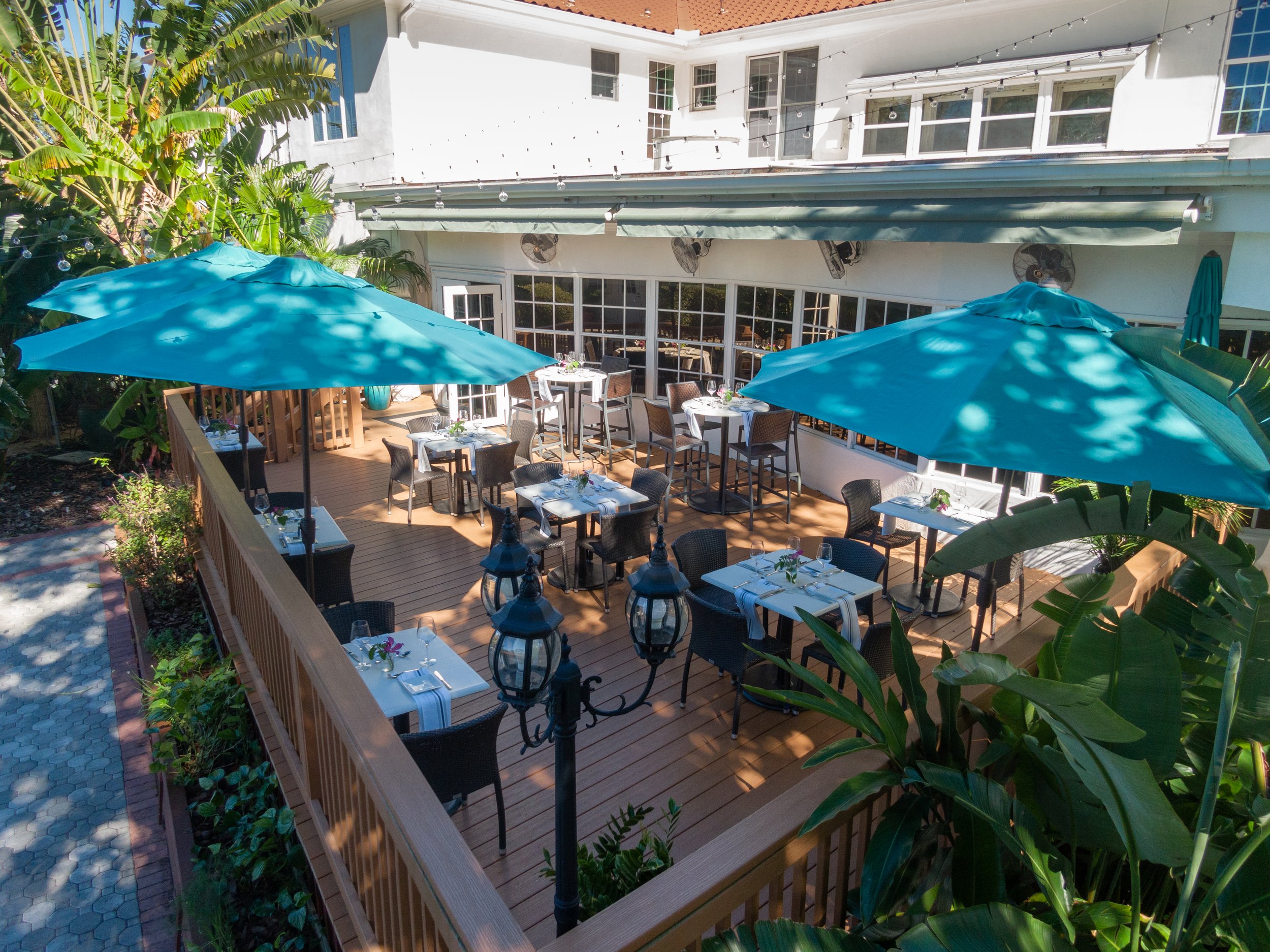 Outdoor dining at Harvest & Wisdom at Shangri-La Springs