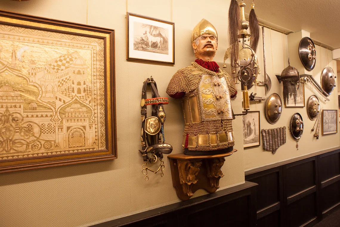 Der Raum des Janitscharen Die blitzende Rüstung eines osmanischen Kriegers. Kunstvoll geschmiedete Waffen. Kupferne und bronzene fein ziselierte Schalen und Kannen. Blütestand islamischer Schmiedekunst. Und atmosphärischer Teil einer Reise in den Orient.