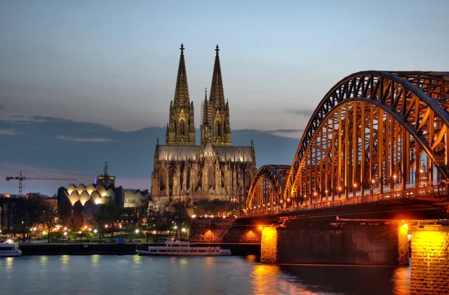 Kölner_Dom_und_Hohenzollernbrücke_Abenddämmerung_(9706_7_8).jpeg
