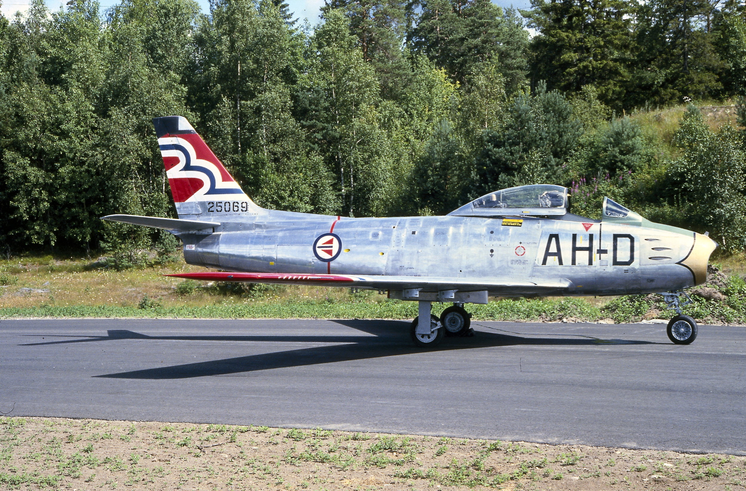 F-86F 52-5069 AH-D i de første Flying Joker fargene. Foto Rygge hovedflystasjon