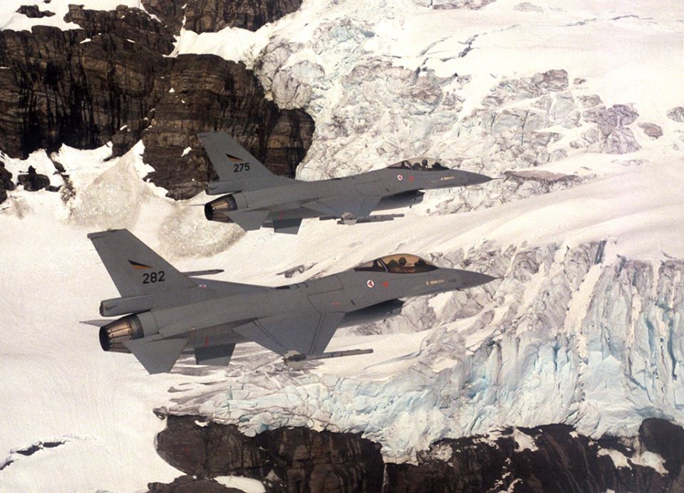 F-16A 282 og 275 over Østre Leirbotenskåki på Hardangerjøkelen, 19 mai 1993 Foto Rudolf Holm Rygge hovedflystasjon